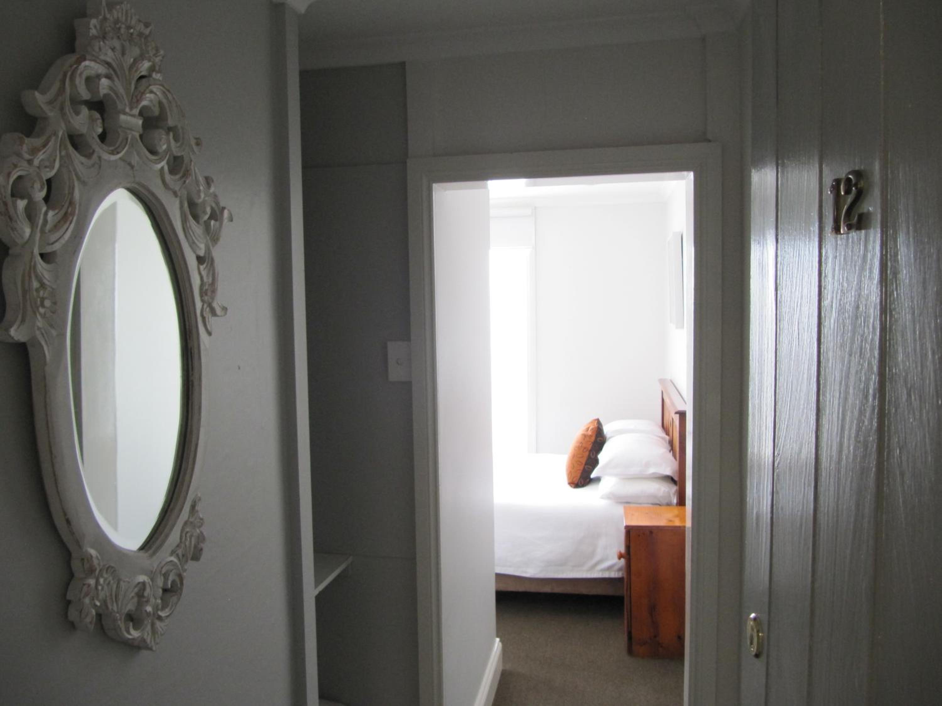 Small Double Room with Private Bathroom - Guest House - Photo 3