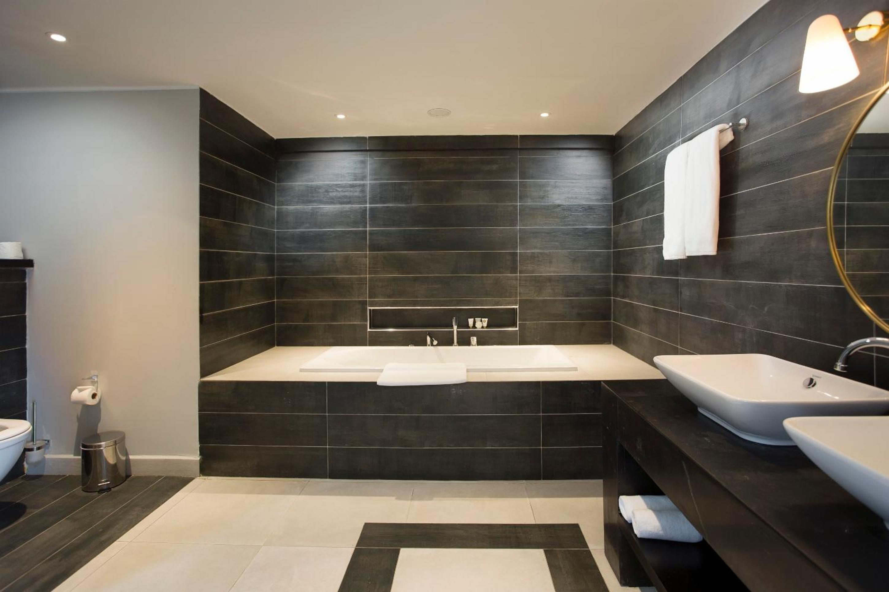 Two Bedroom Family Suite - Photo 11