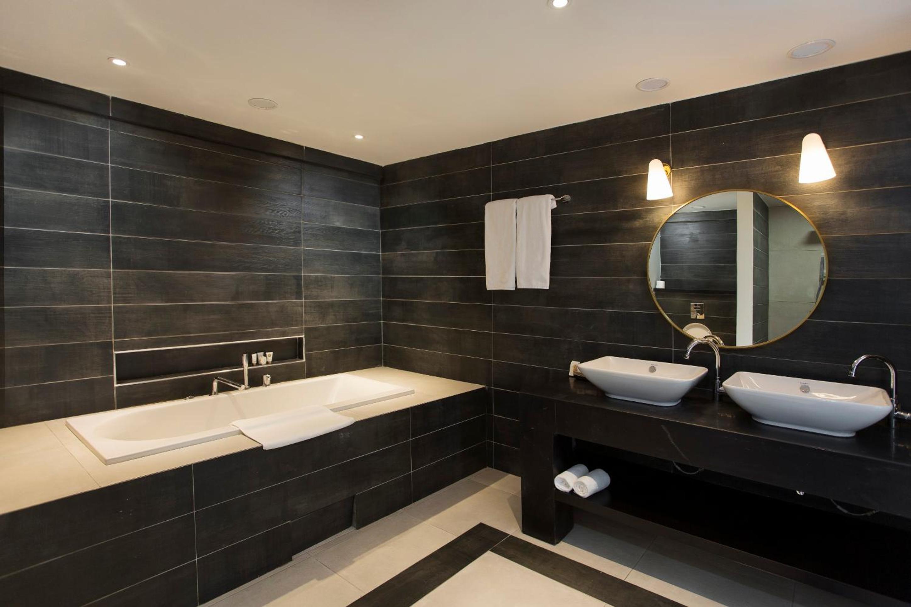 Two Bedroom Family Suite - Photo 10