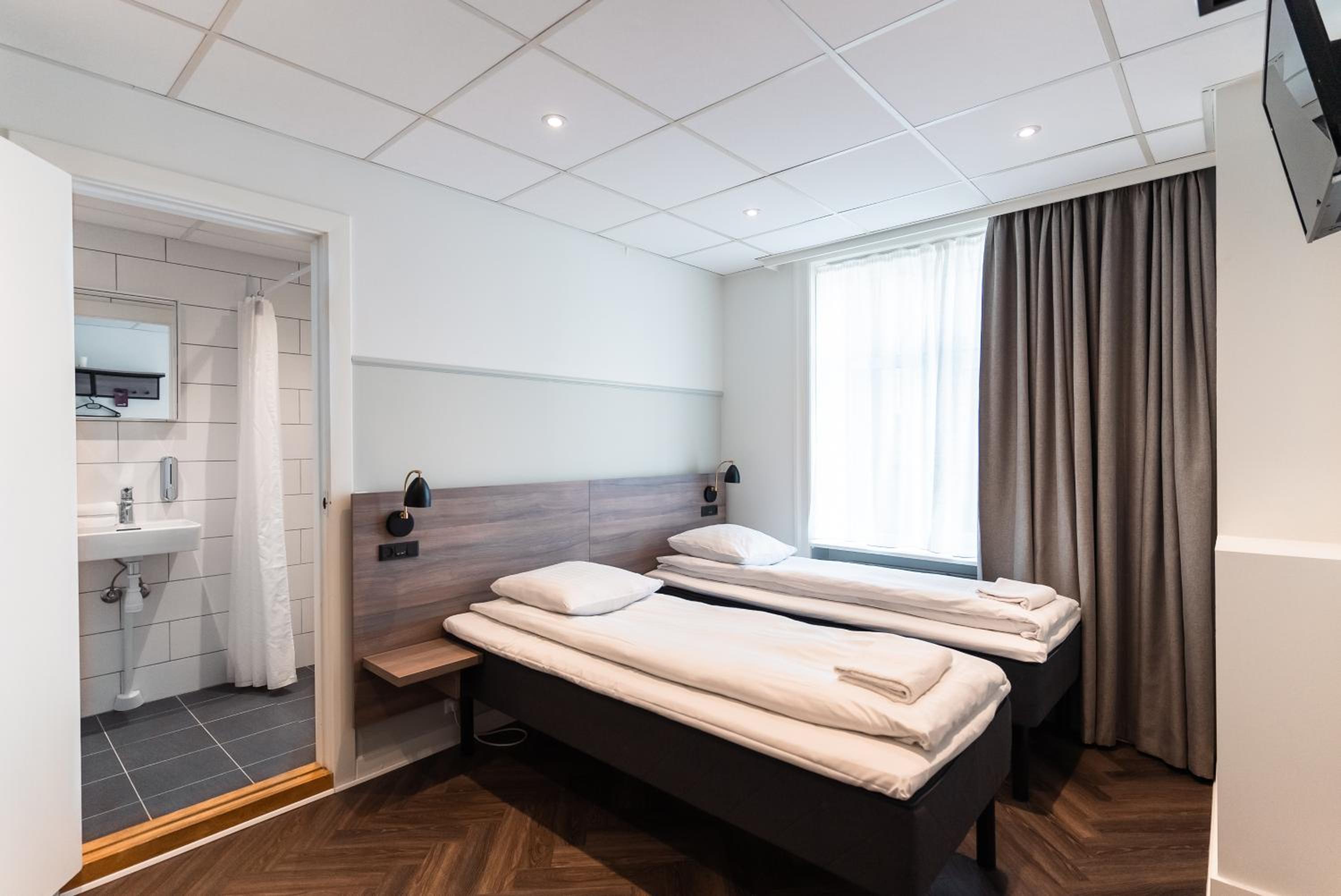 Standard Twin Room with Private Bathroom - Photo 1