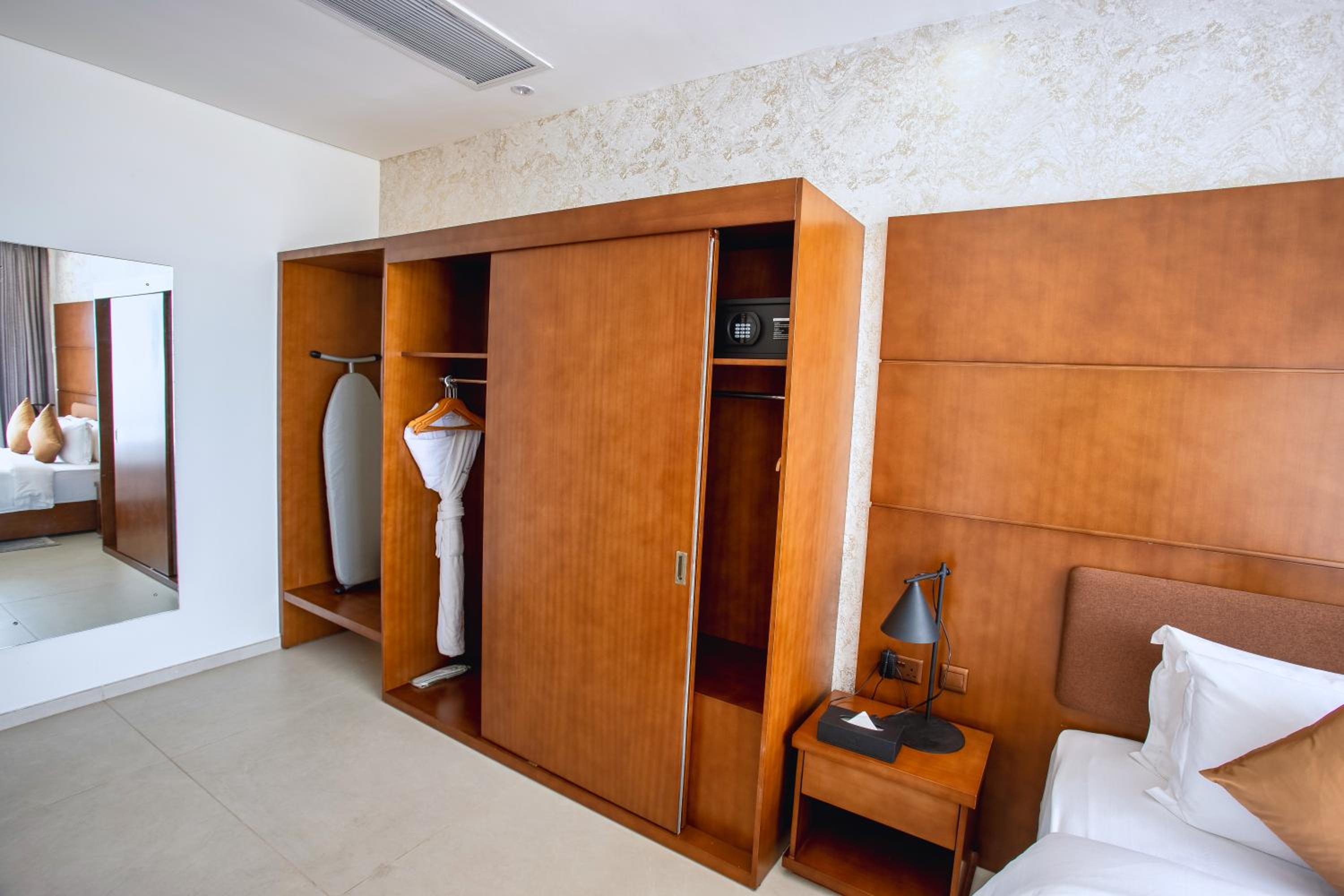 Ebony Suite photo 2