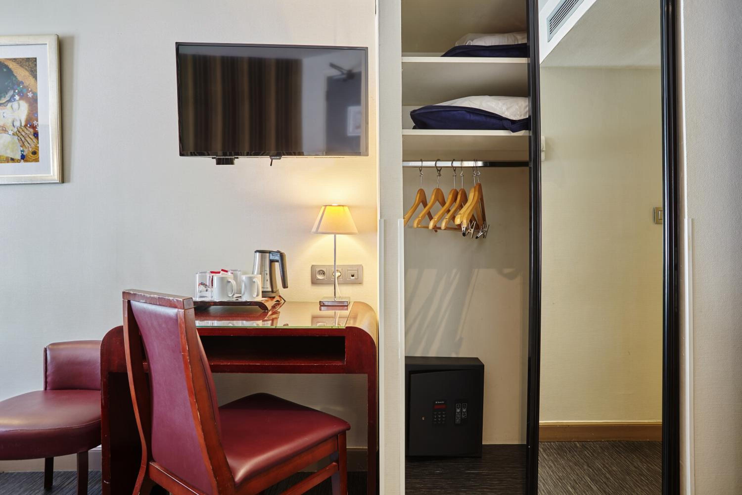 Classic Double Room thumbnail 5