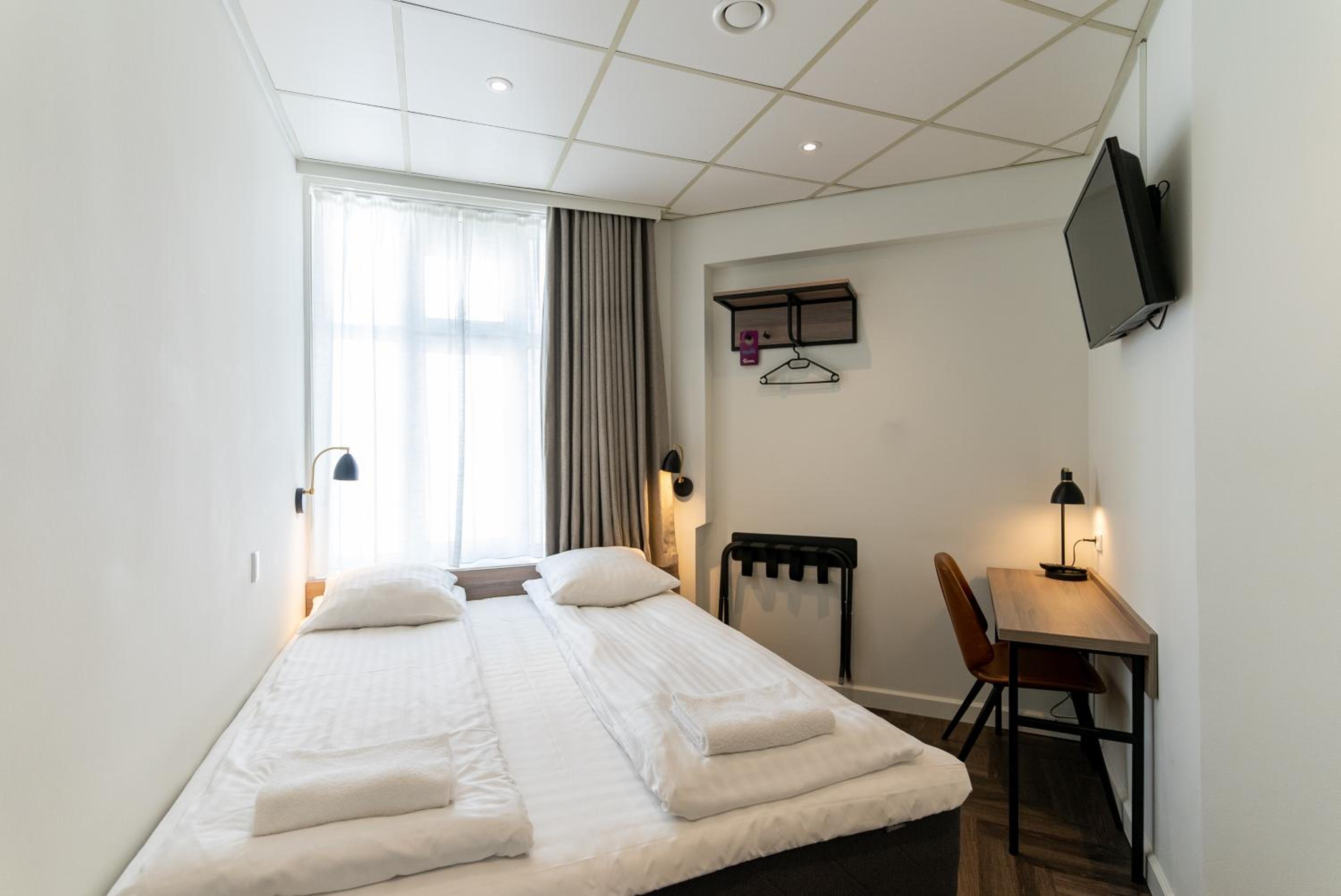 Standard Double Room with Private Bathroom - Photo 1