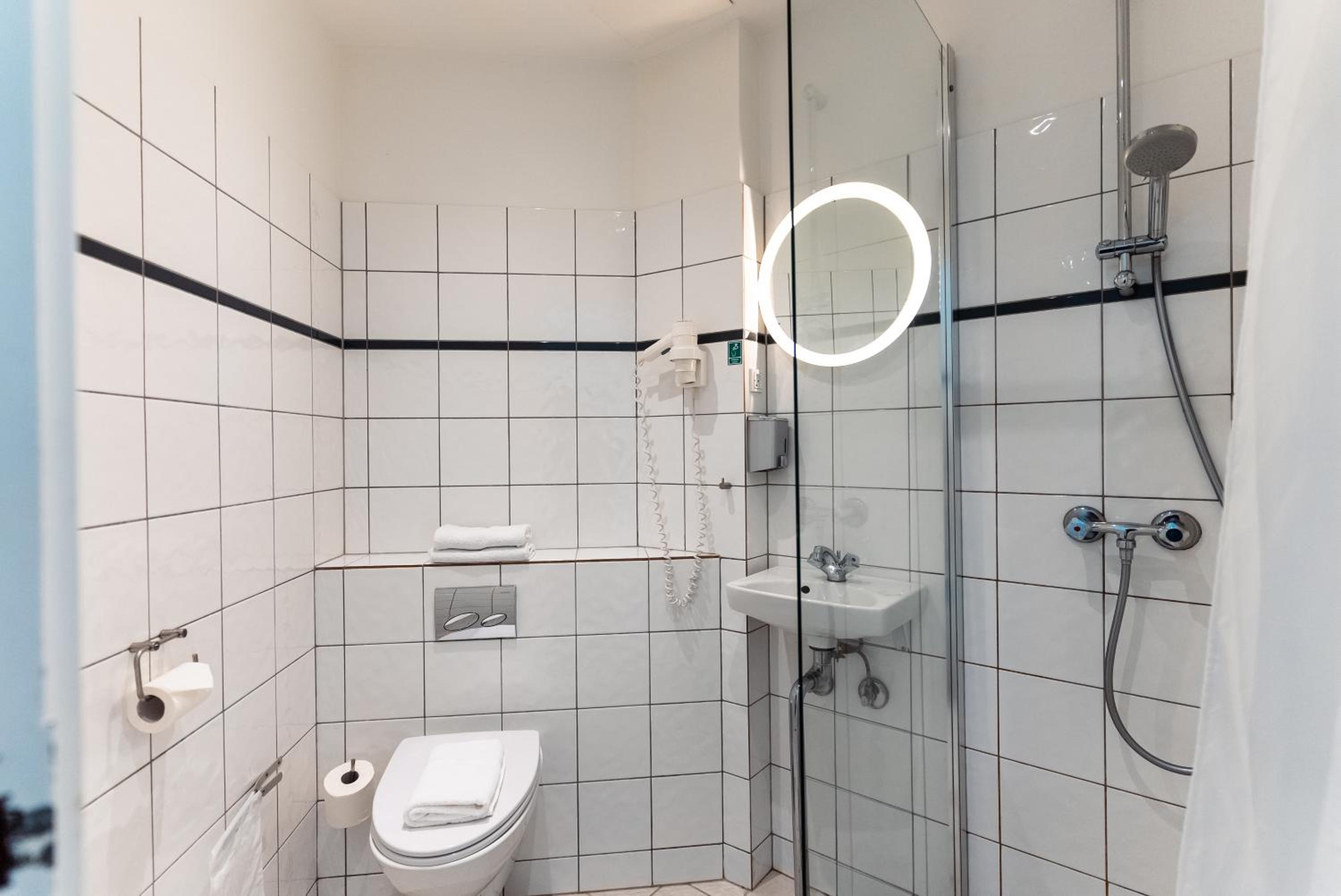 Standard Double Room with Private Bathroom - Photo 9