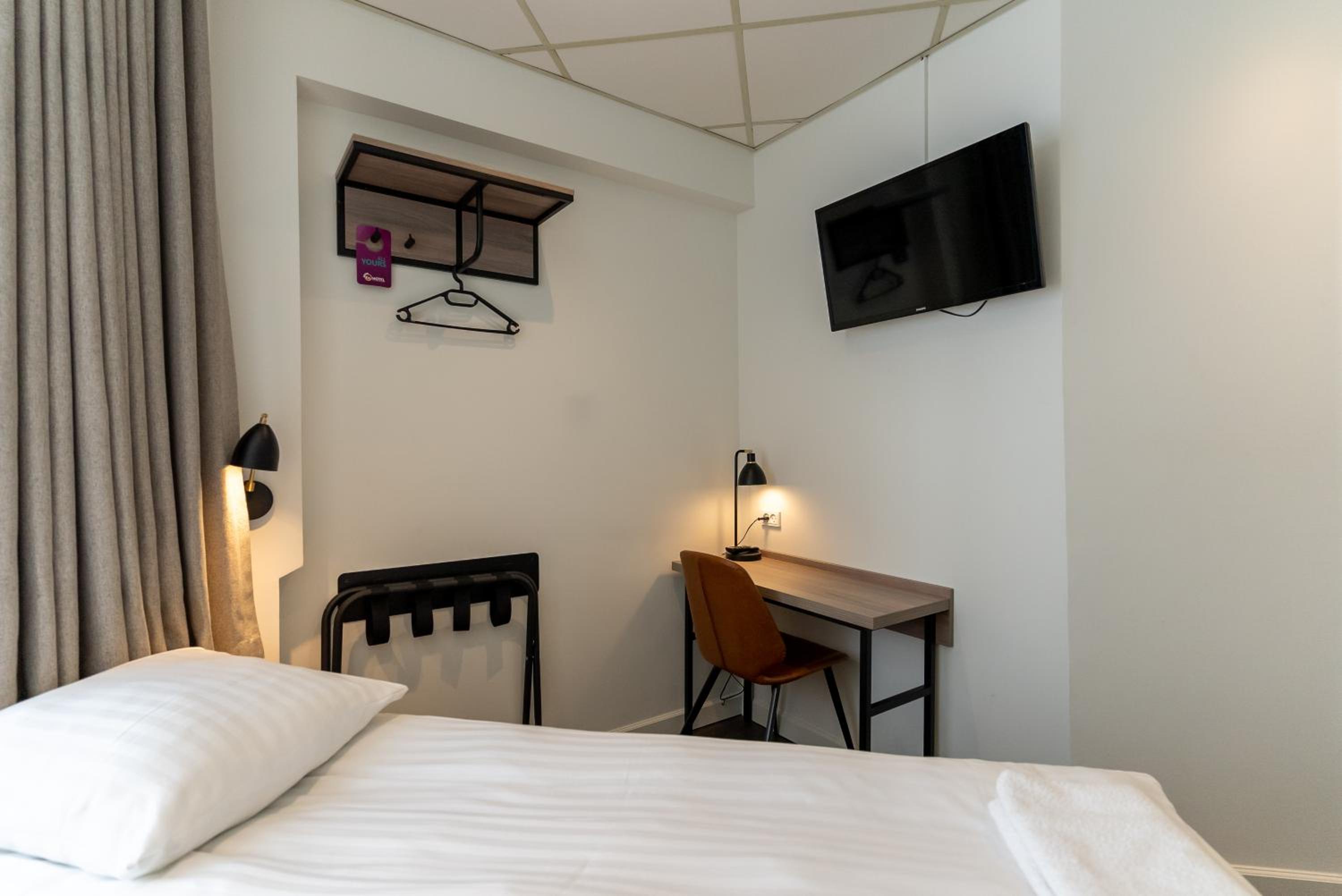 Standard Double Room with Private Bathroom - Photo 3