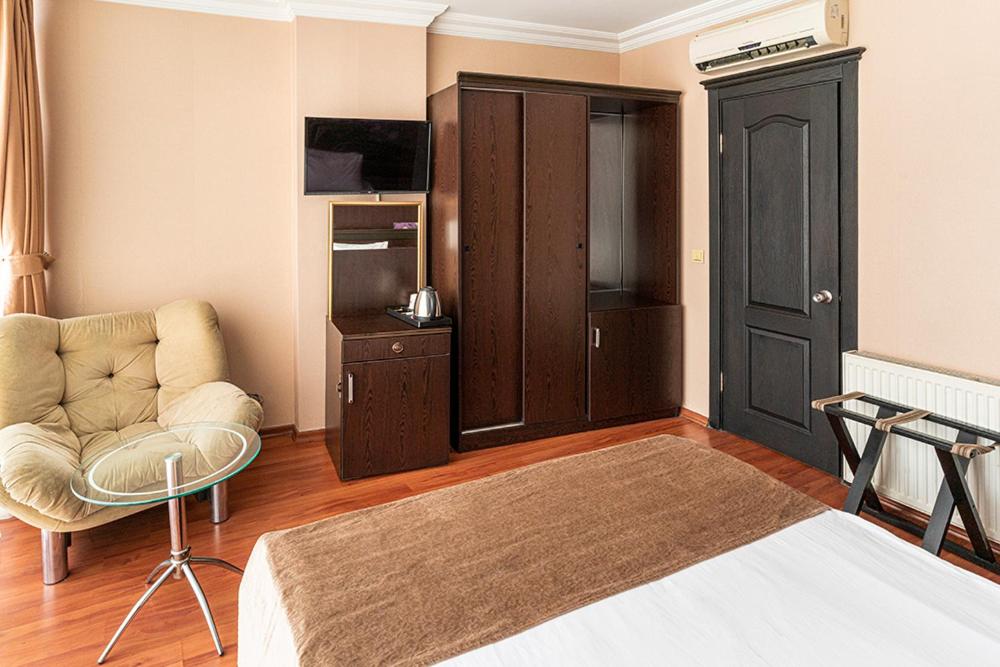 Deluxe Room (2 Adults + 1 Child) photo 2