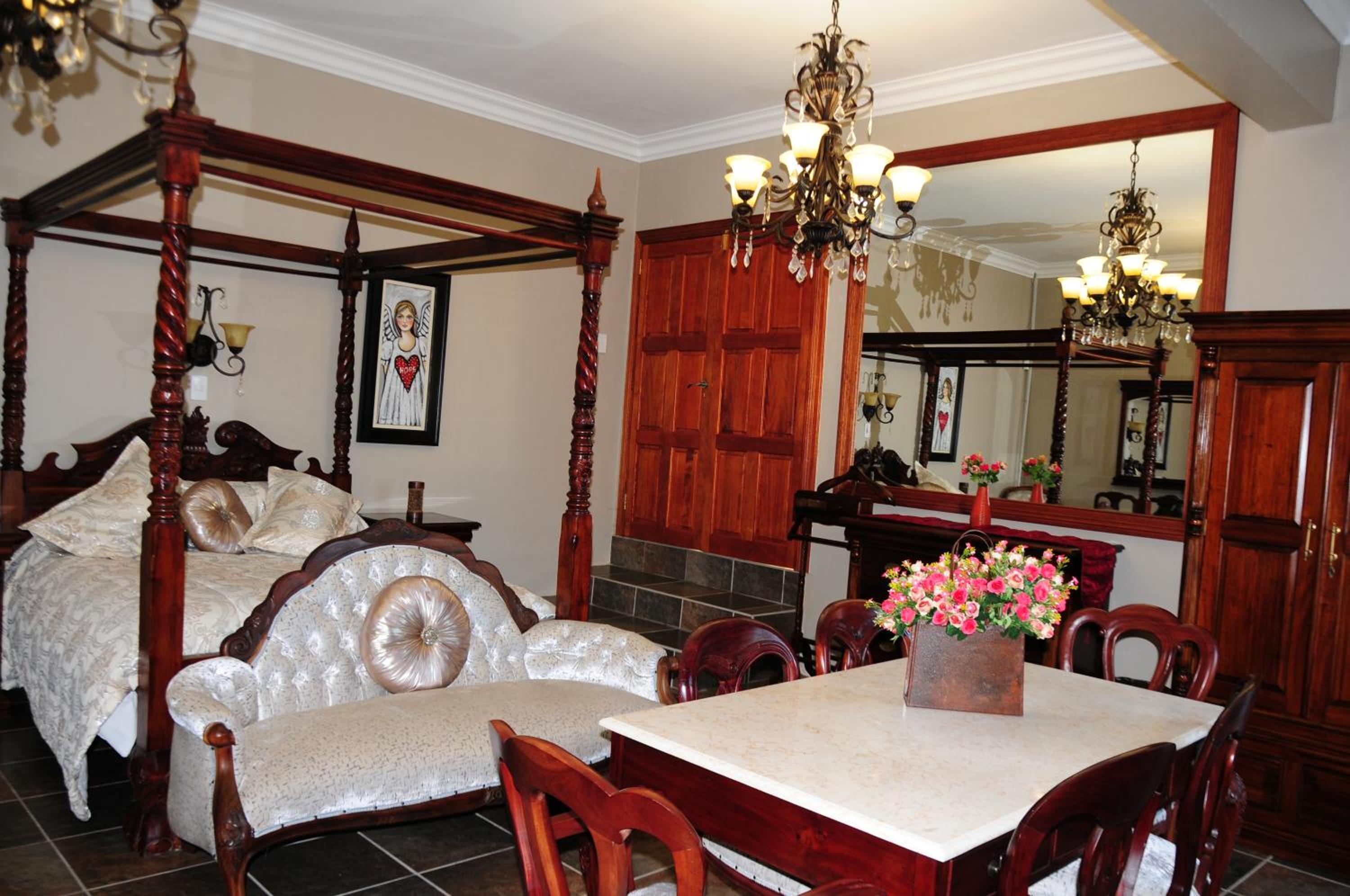 Deluxe King Suite - Photo 3
