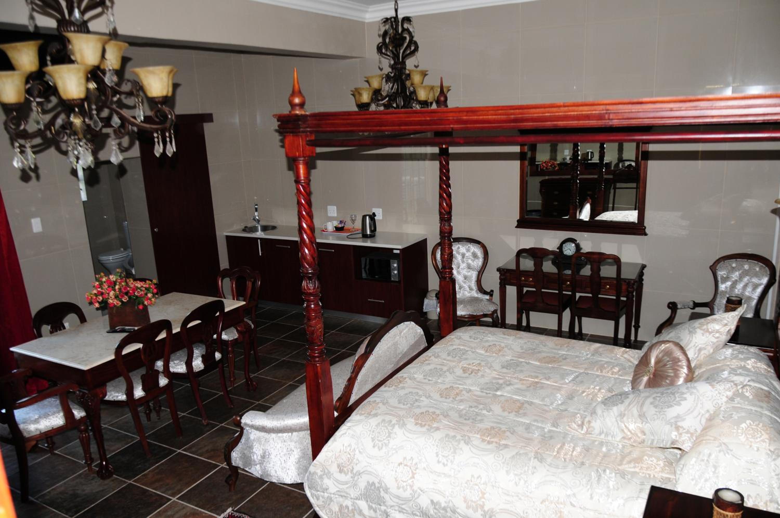 Deluxe King Suite - Photo 4