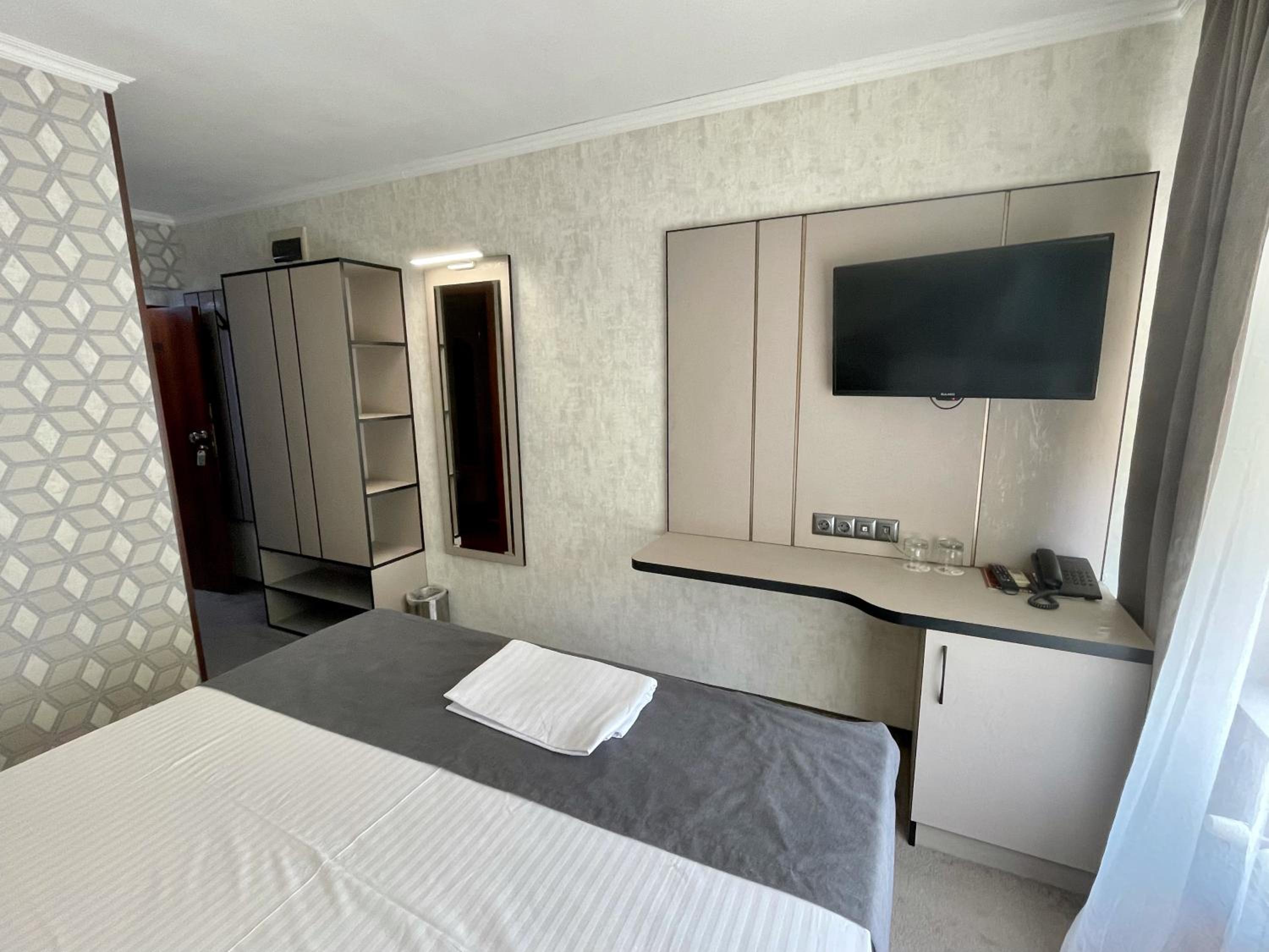 Double or Twin Room - Photo 5