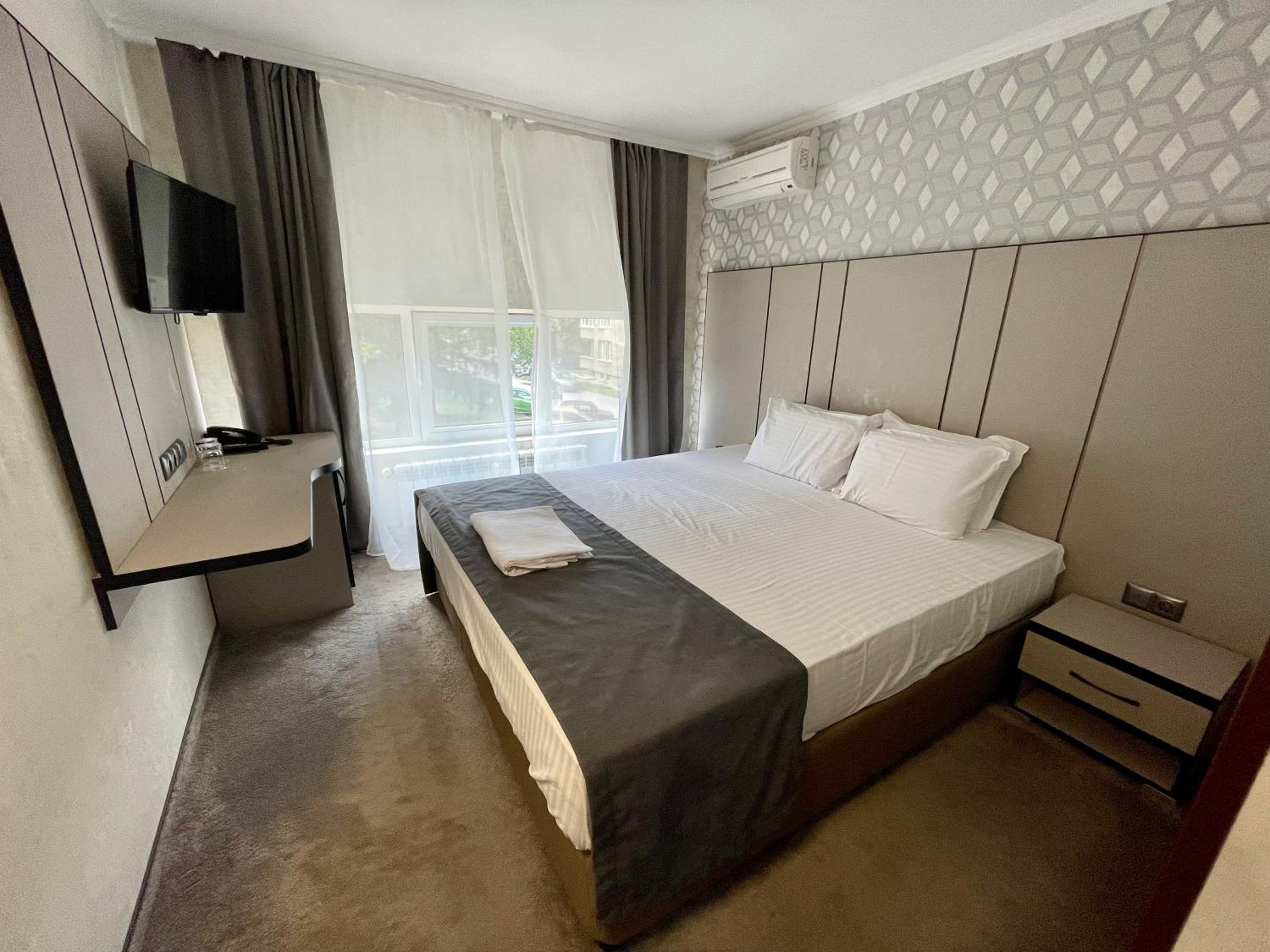Double or Twin Room - Photo 6