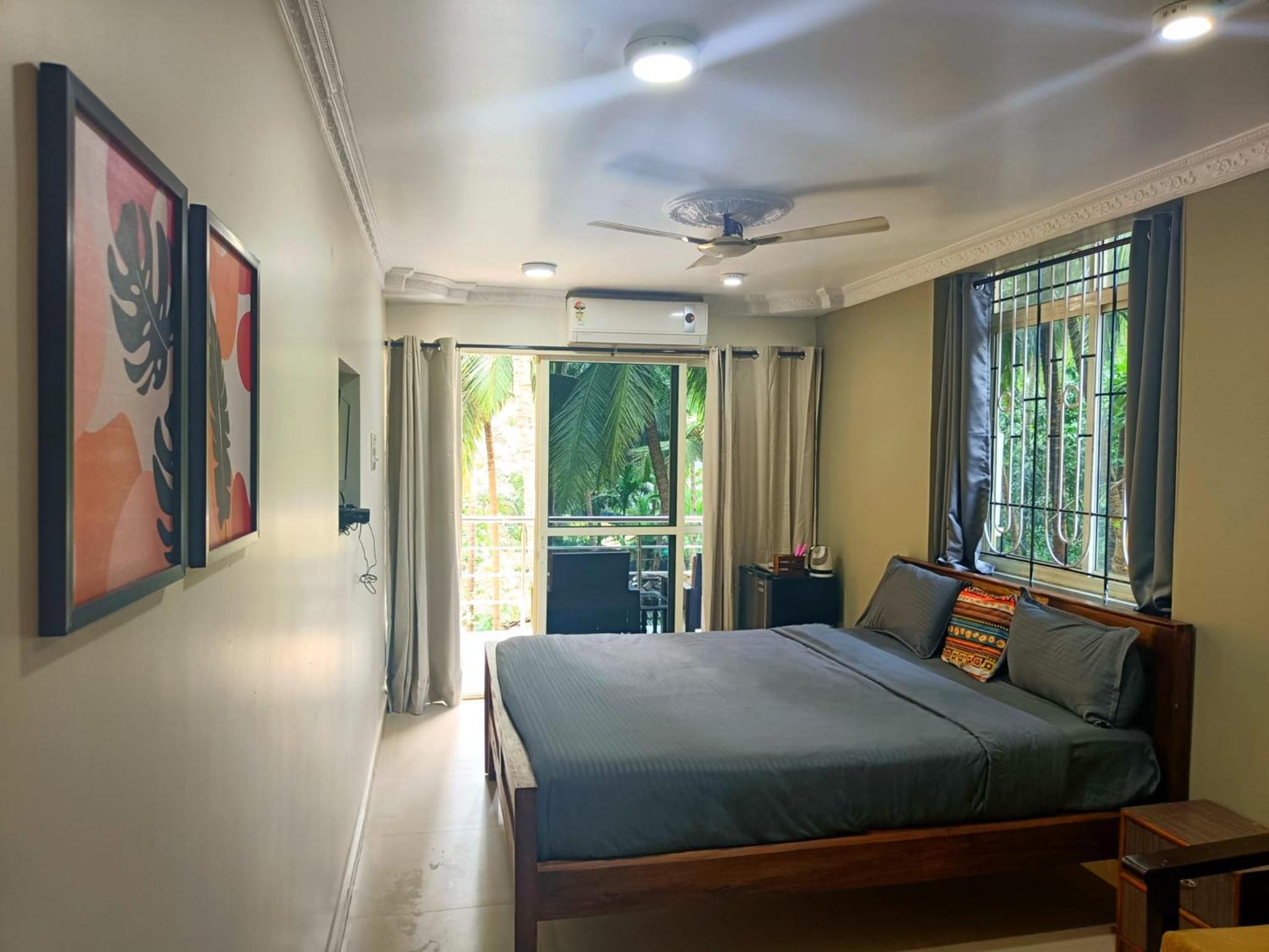 Deluxe Double Room with Balcony - Photo 15