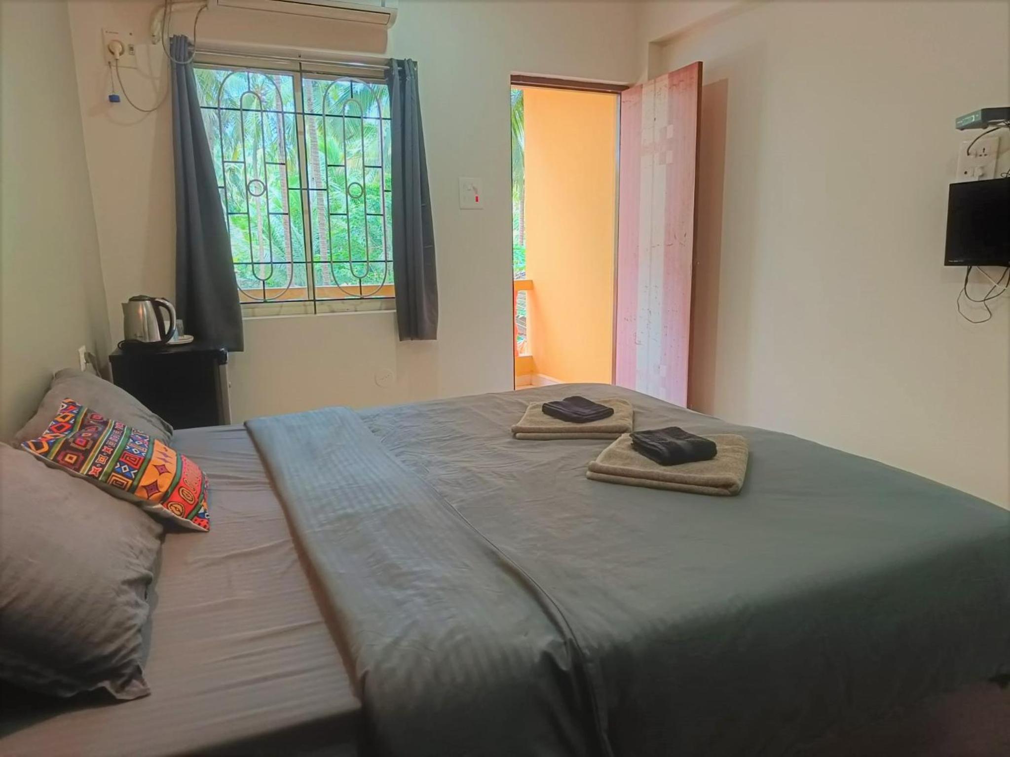 Double Room with Balcony - Photo 8