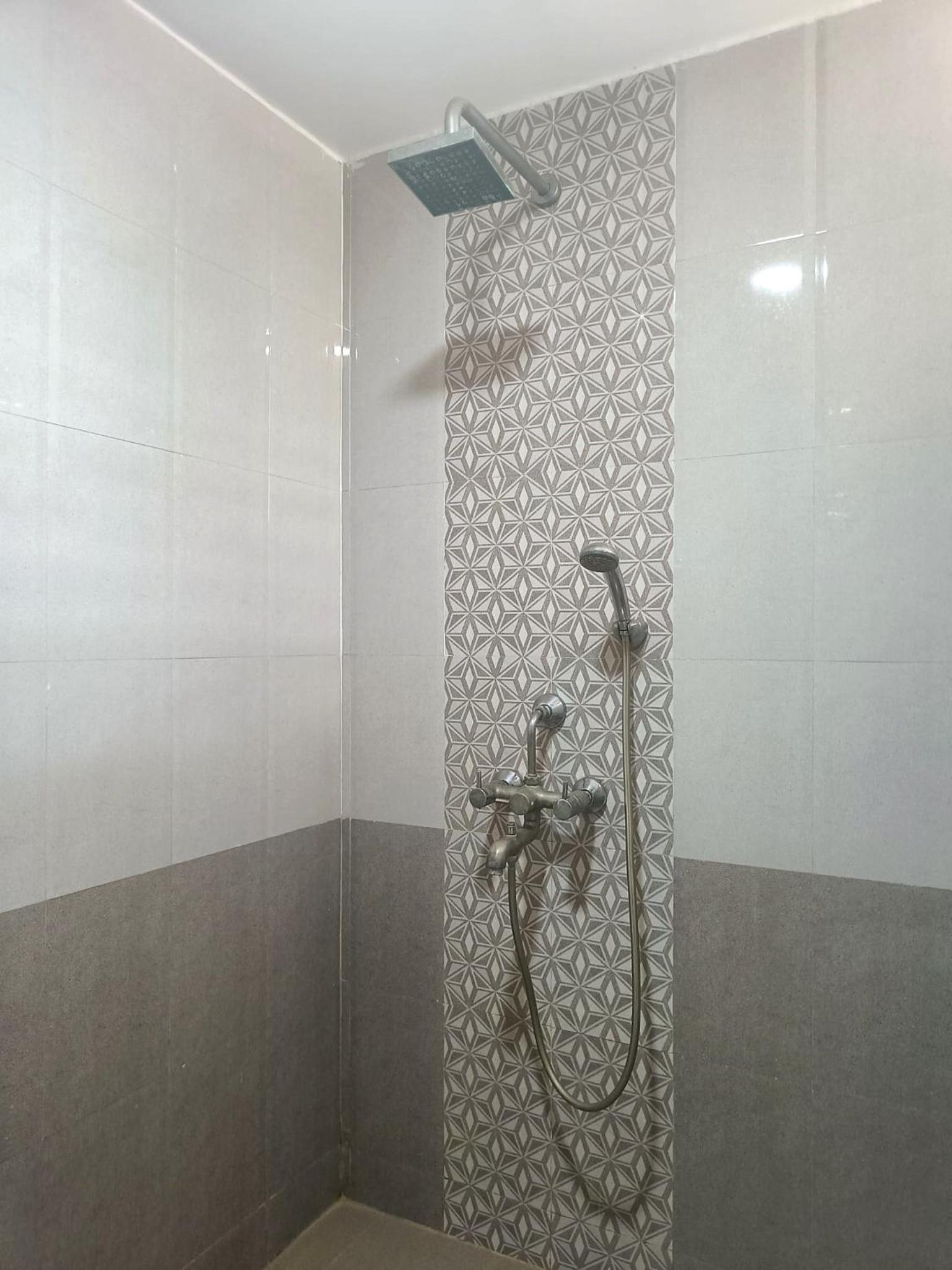 Deluxe Double Room with Balcony - Photo 8