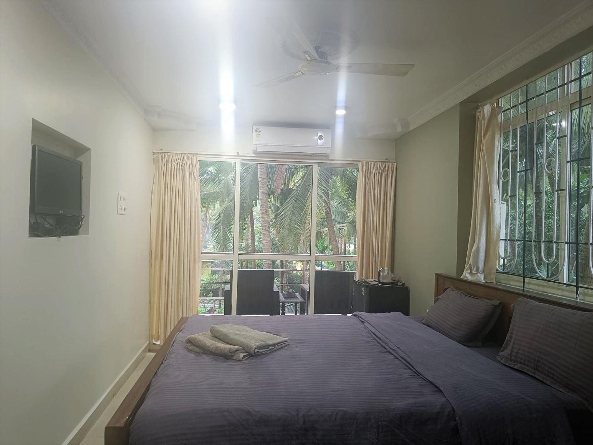 Deluxe Double Room with Balcony - Photo 18