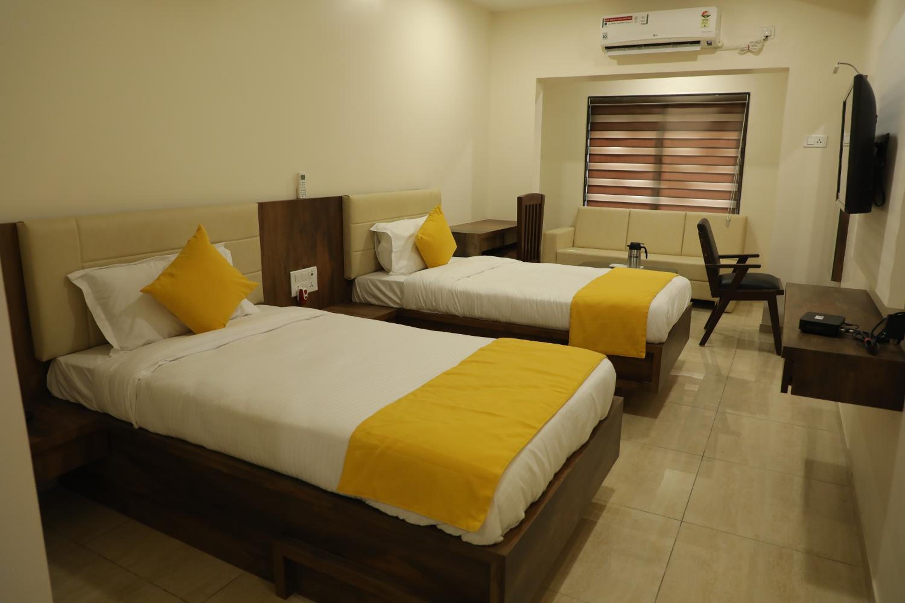 Standard Twin Room - Photo 3