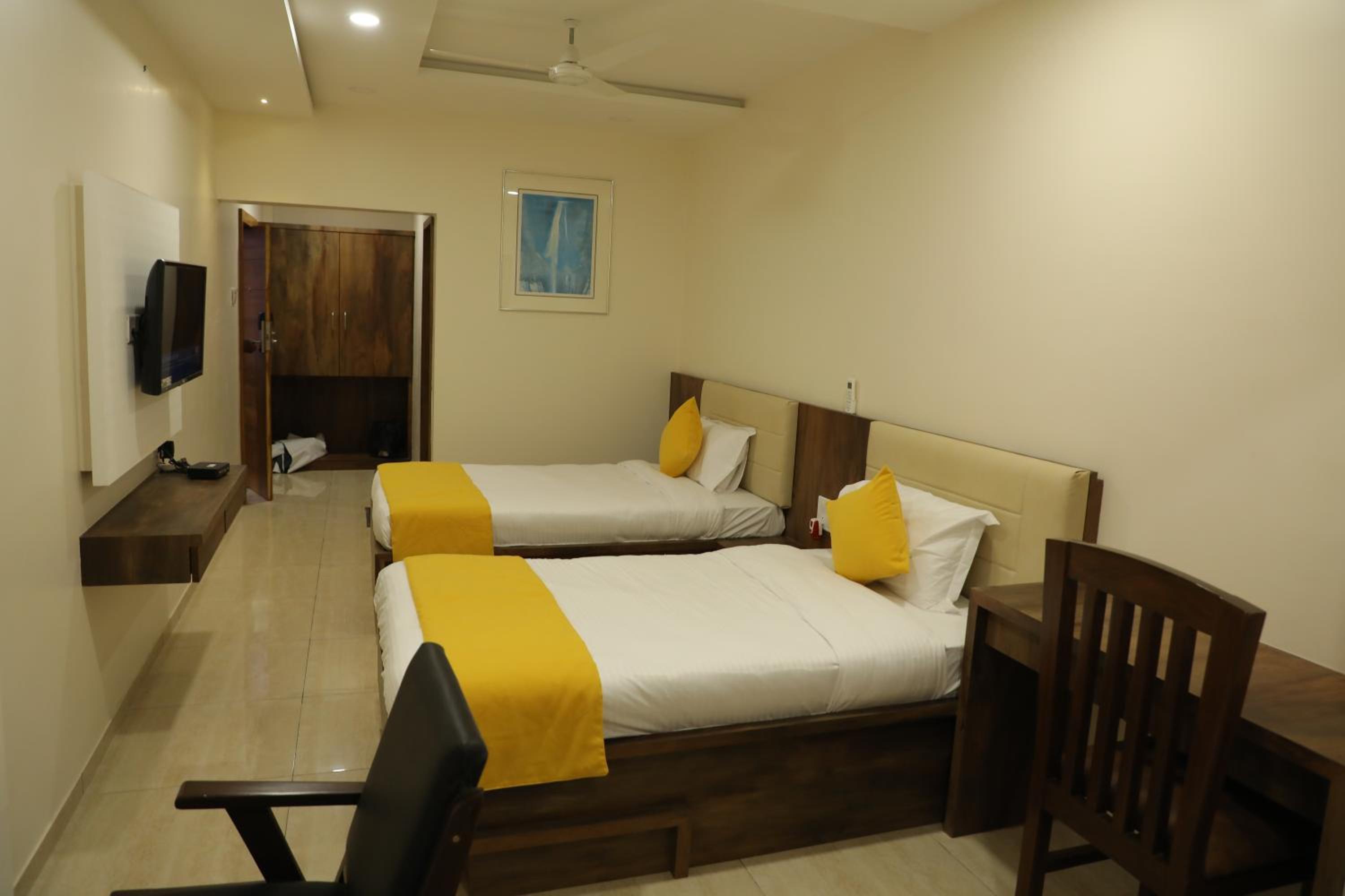 Standard Twin Room - Photo 2