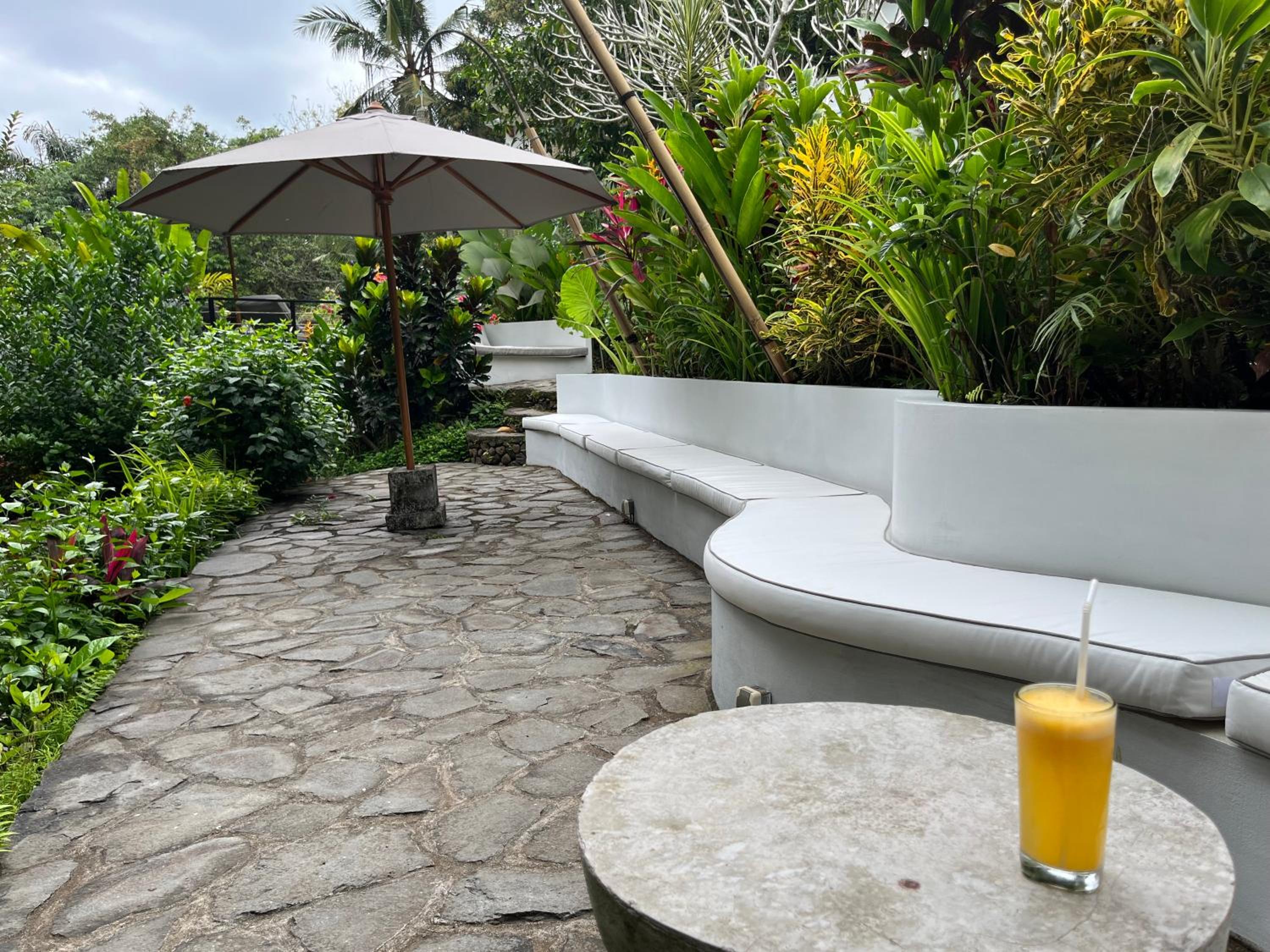 Deluxe Bungalow with Garden View - Photo 11