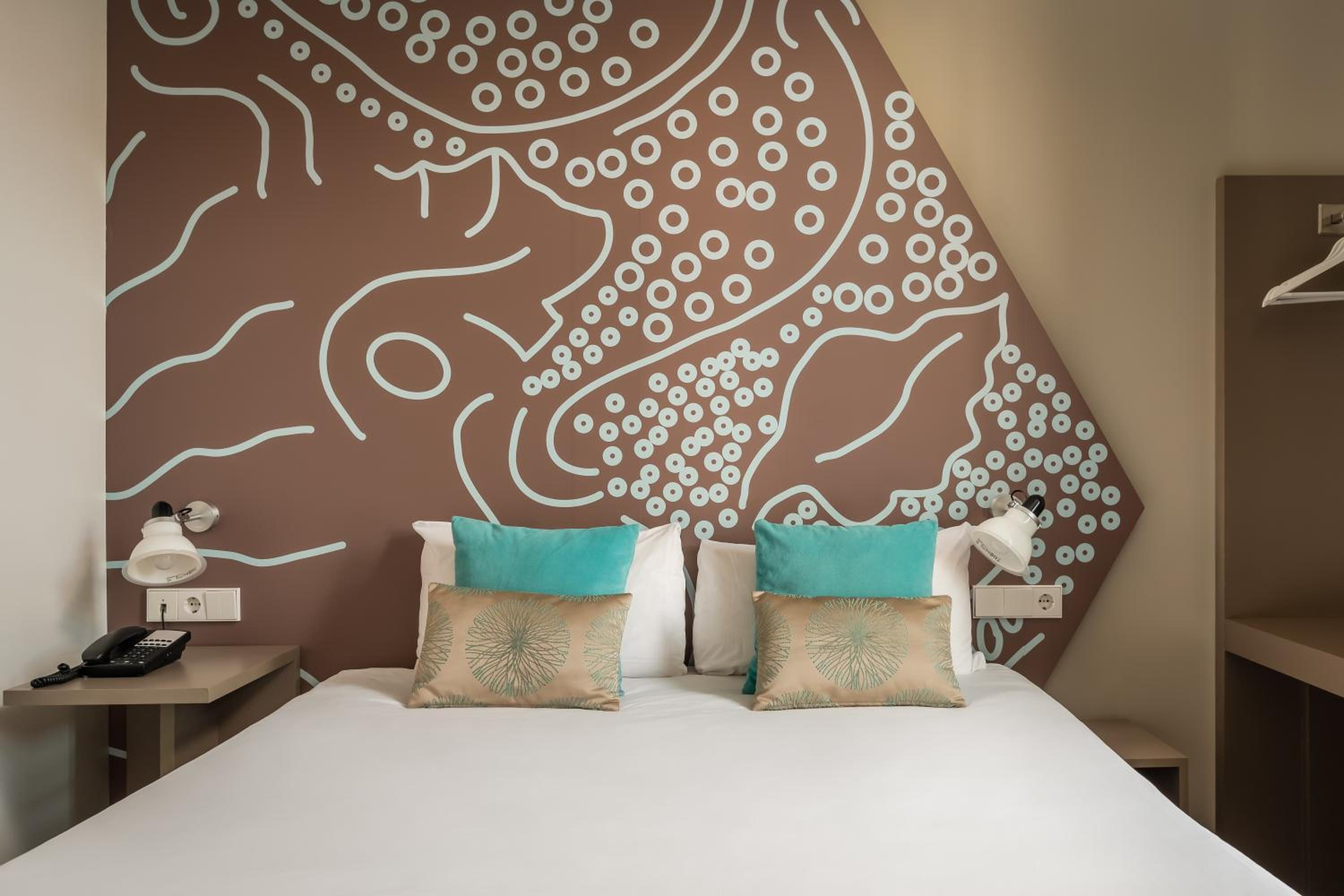 Standard Double Room thumbnail 5