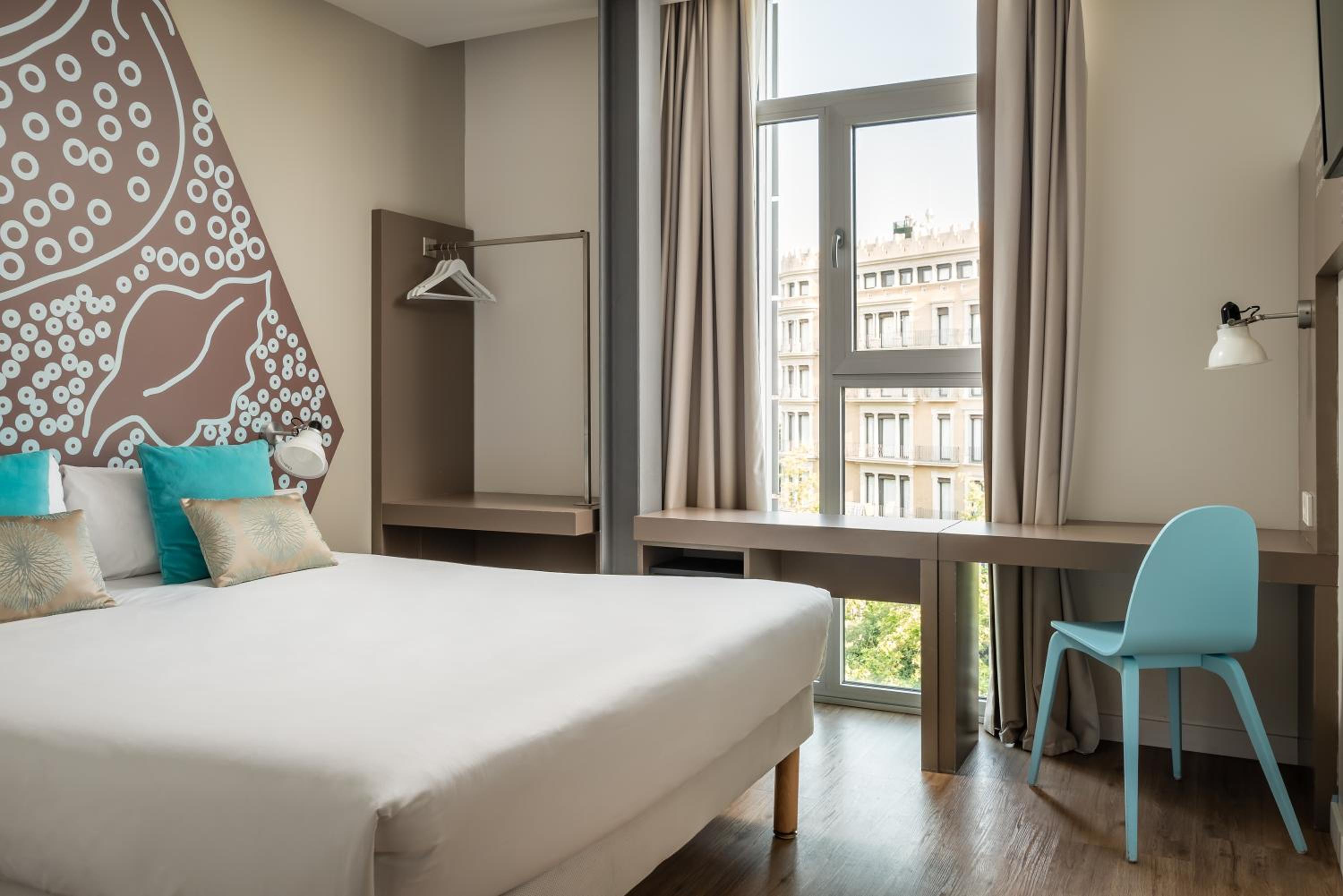 2 Adjacent Rooms