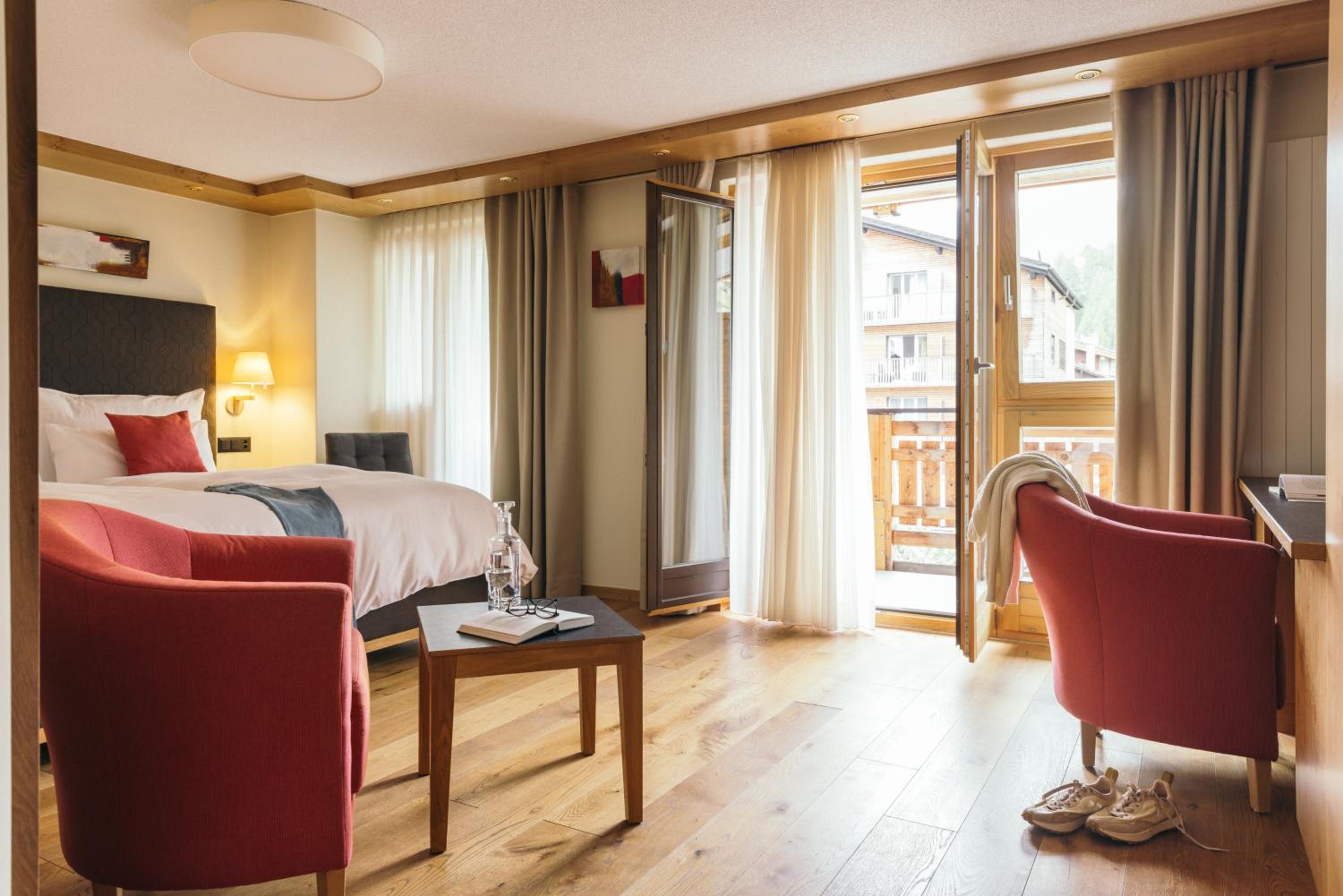 Deluxe Double Room with Matterhorn View - Photo 3