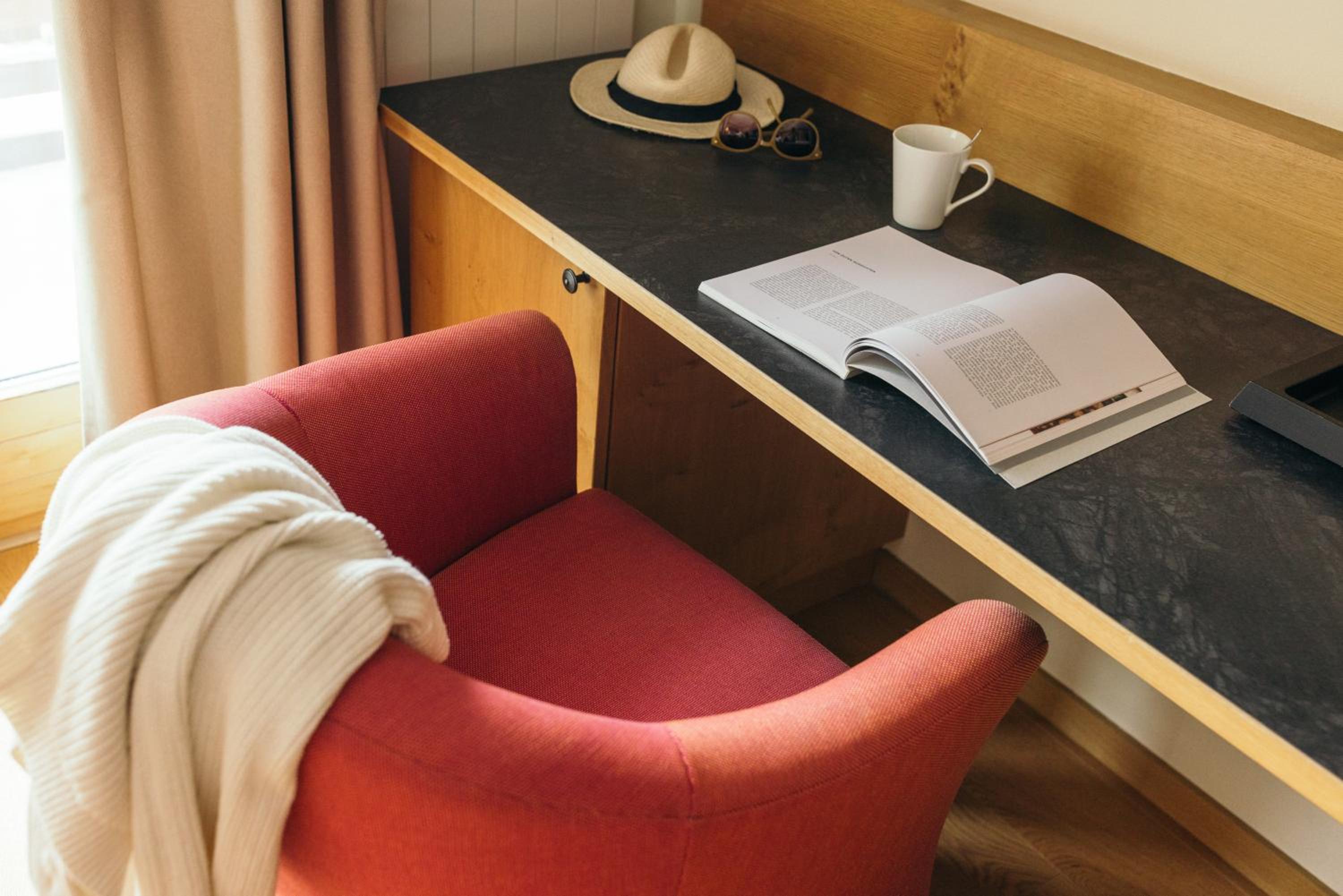 Deluxe Double Room with Matterhorn View - Photo 6