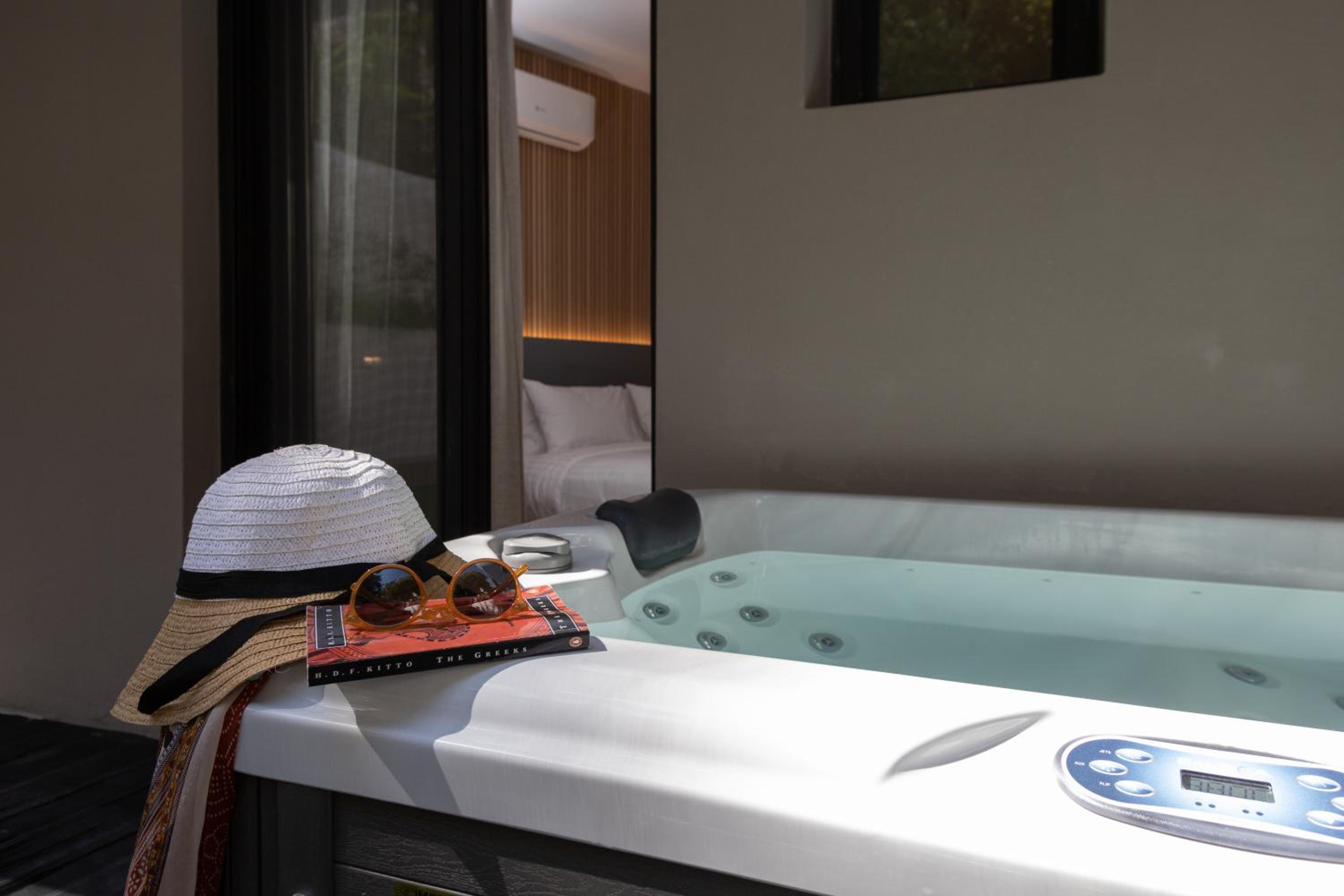 Suite with Private Garden and Jacuzzi photo 3