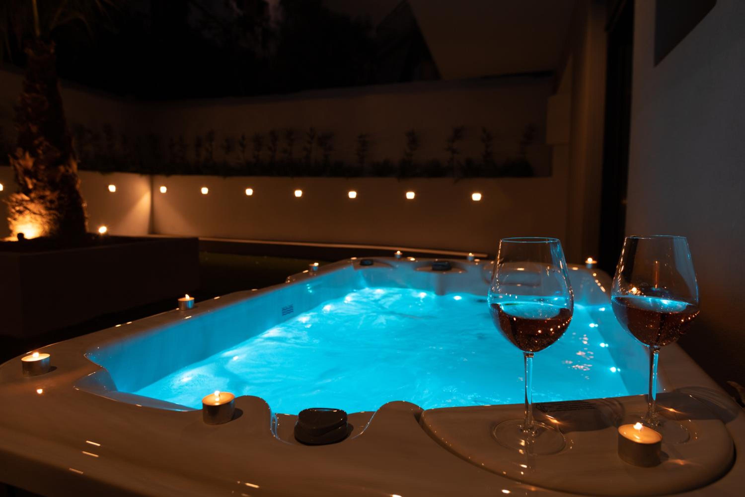 Suite with Private Garden and Jacuzzi photo 2