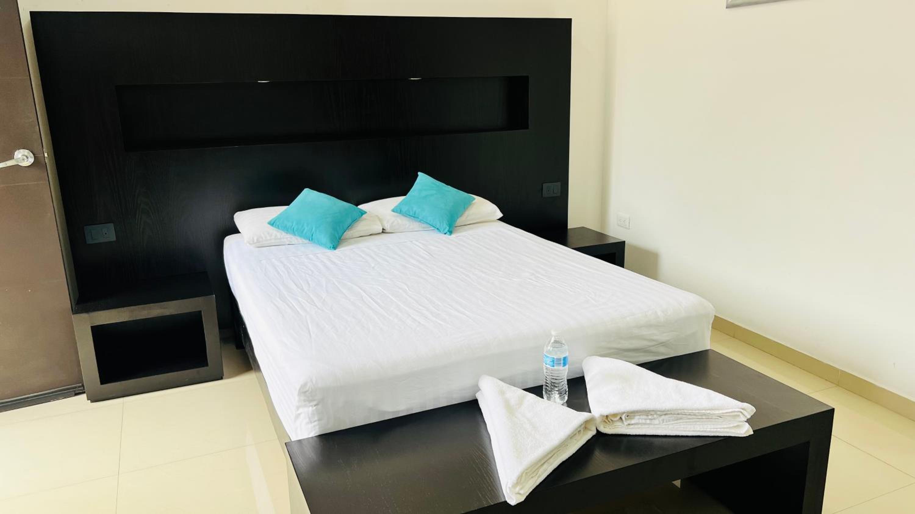Deluxe Double Room (2 Adults + 1 Child) - Photo 1