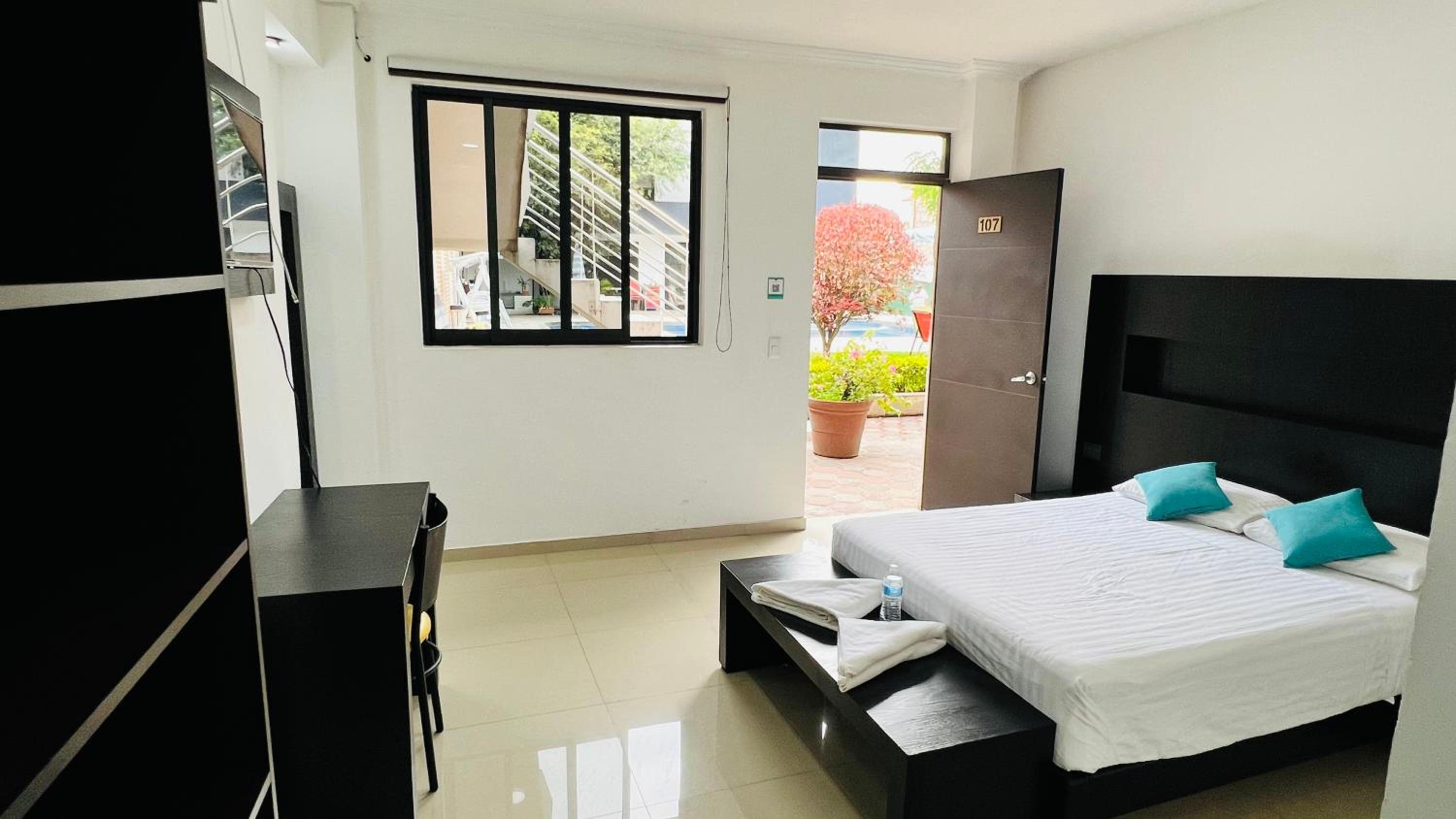 Deluxe Double Room (2 Adults + 1 Child) - Photo 11