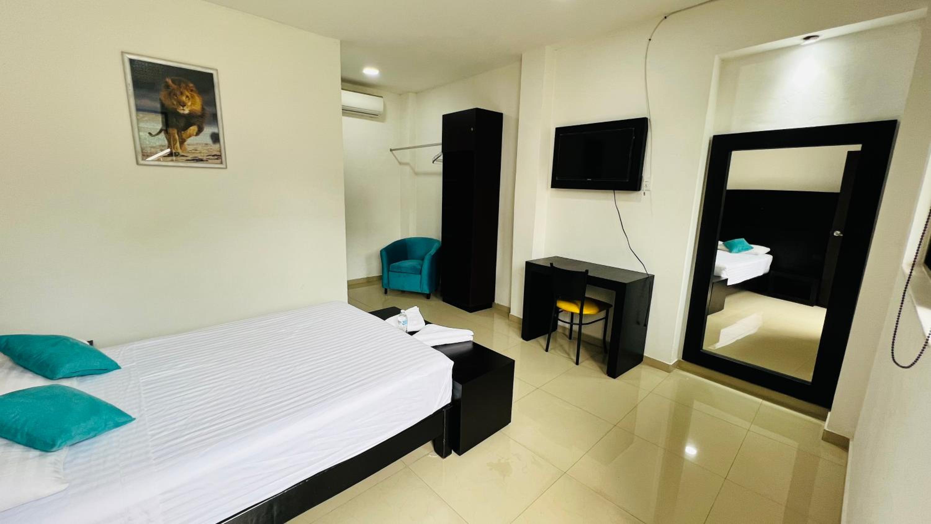 Deluxe Double Room (2 Adults + 1 Child) - Photo 10