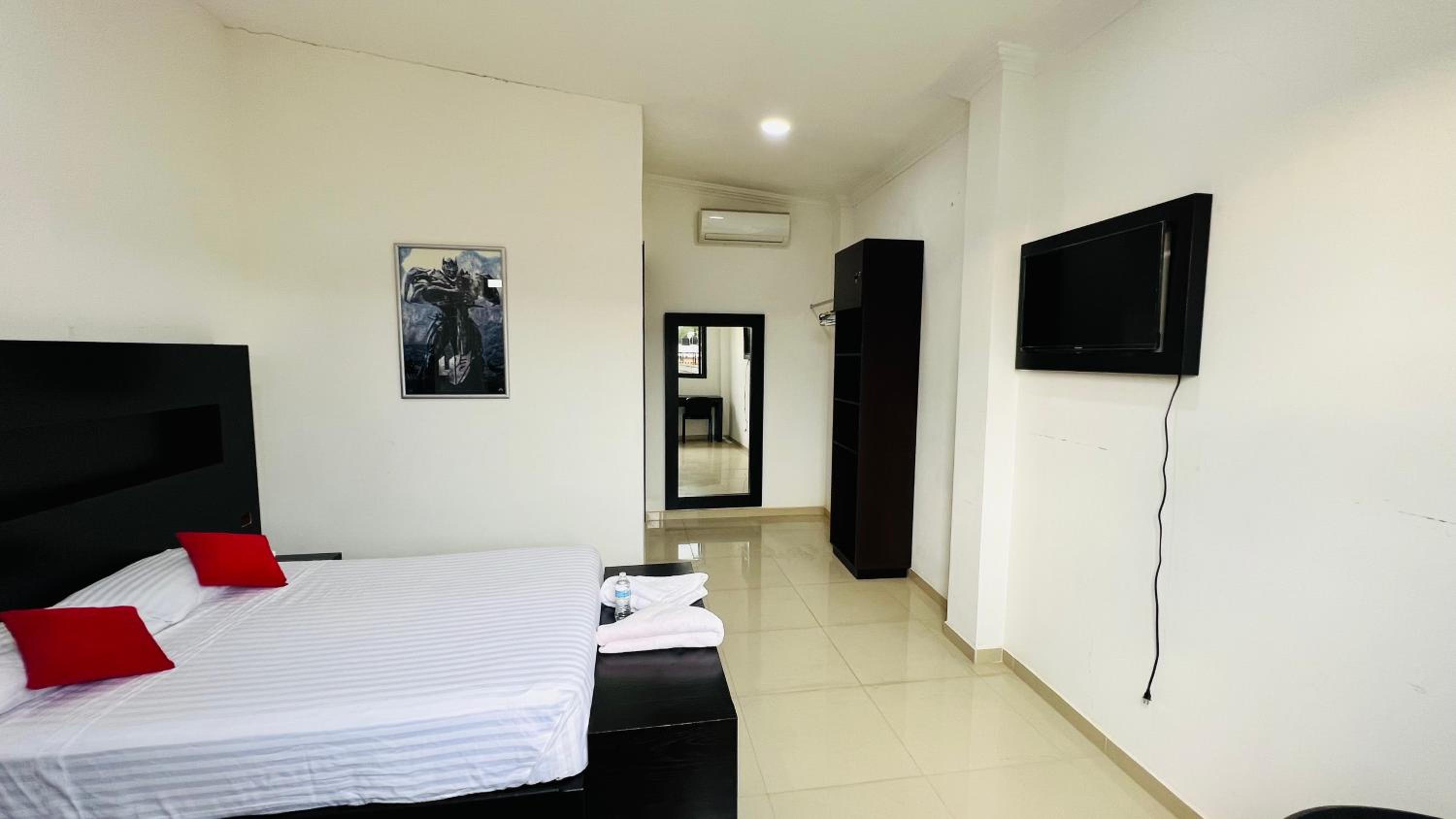 Deluxe Double Room (2 Adults + 1 Child) - Photo 7