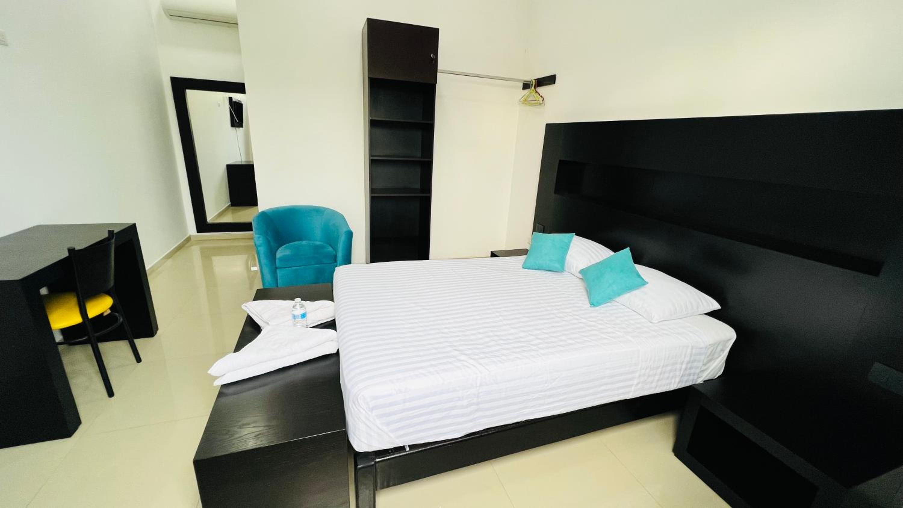Deluxe Double Room (2 Adults + 1 Child) - Photo 5