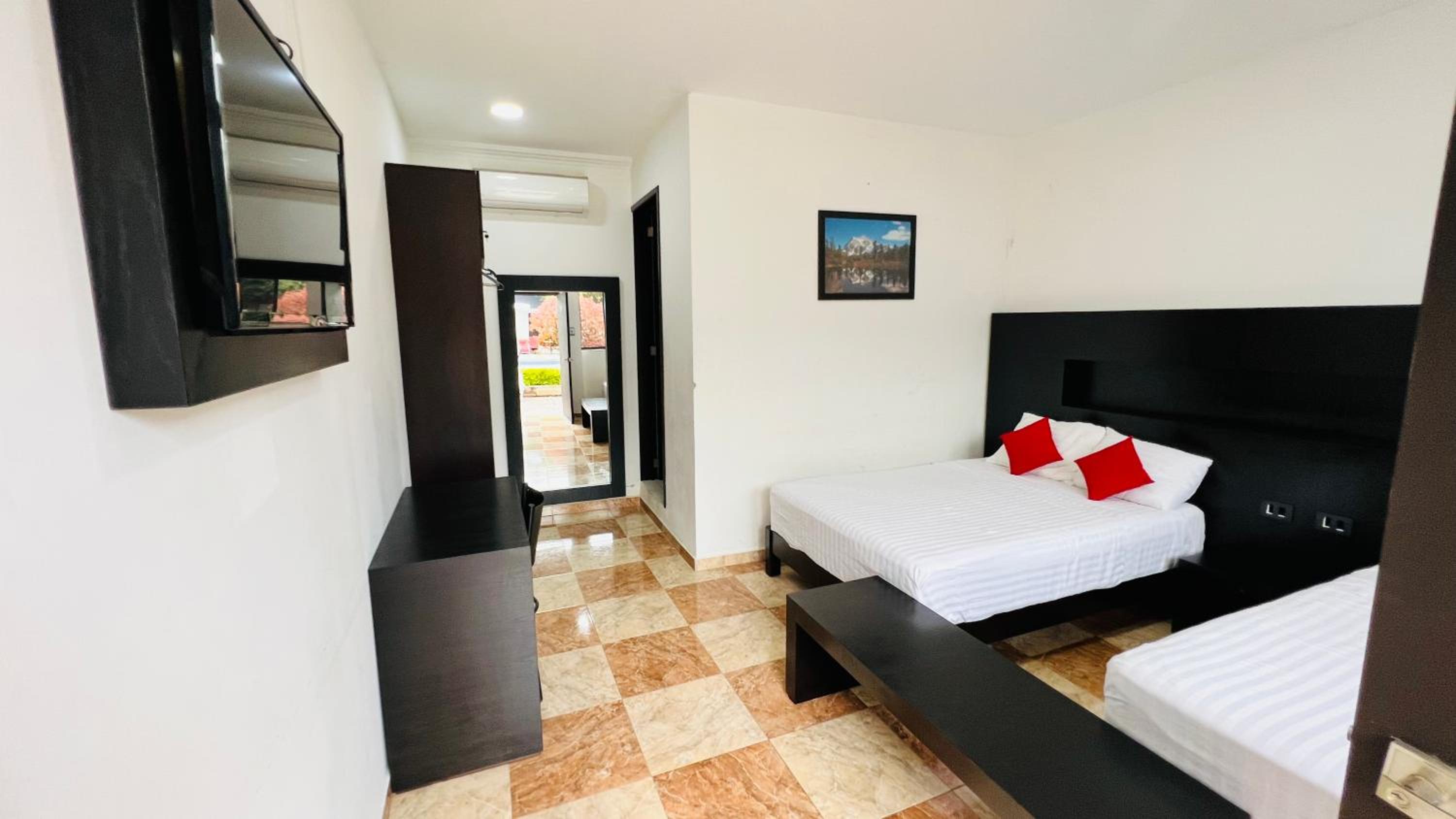 Deluxe Quadruple Room - Photo 3