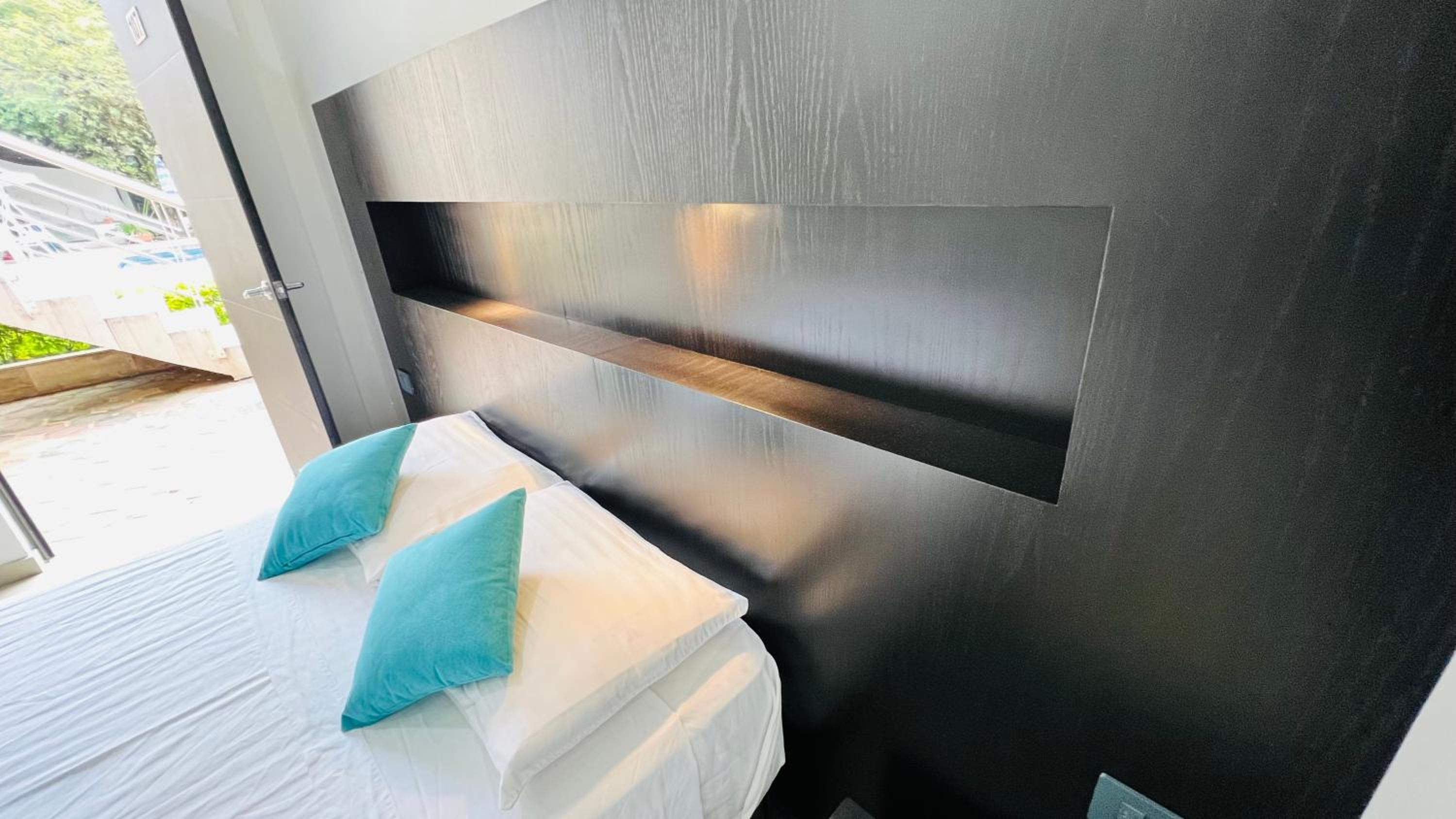 Deluxe Double Room (2 Adults + 1 Child) - Photo 3