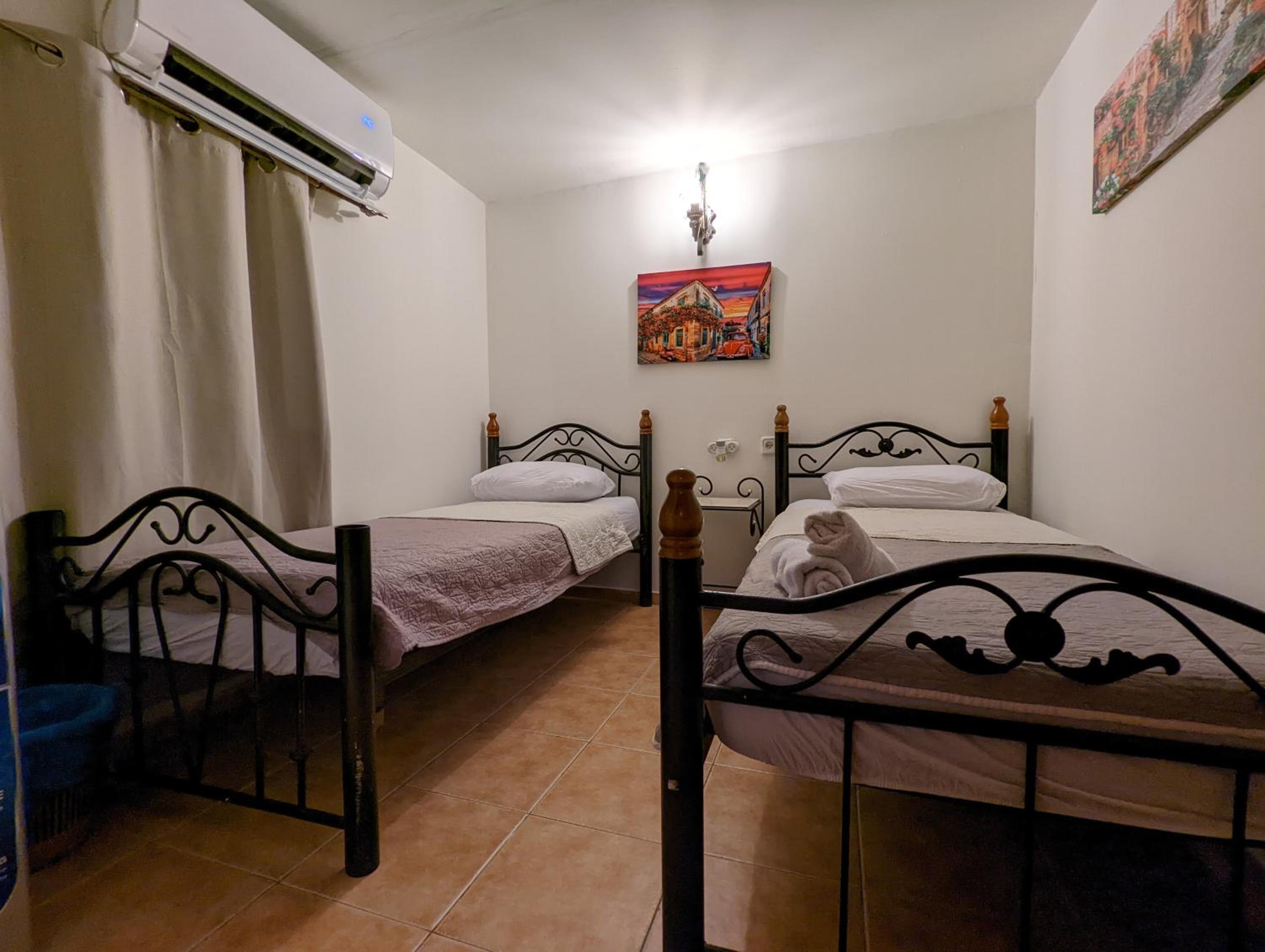 Standard Twin Room with Shared Bathroom photo 1