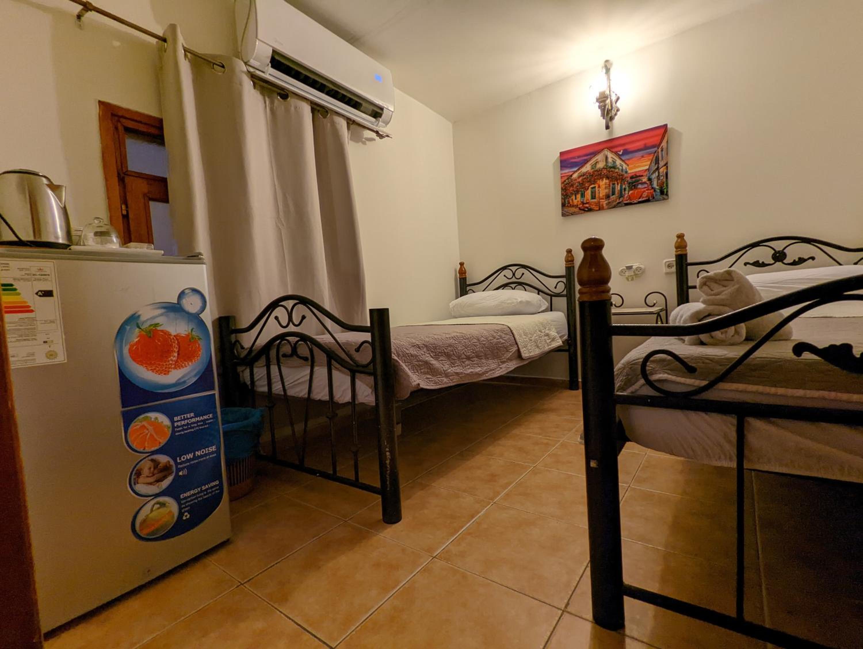 Standard Twin Room with Shared Bathroom photo 2