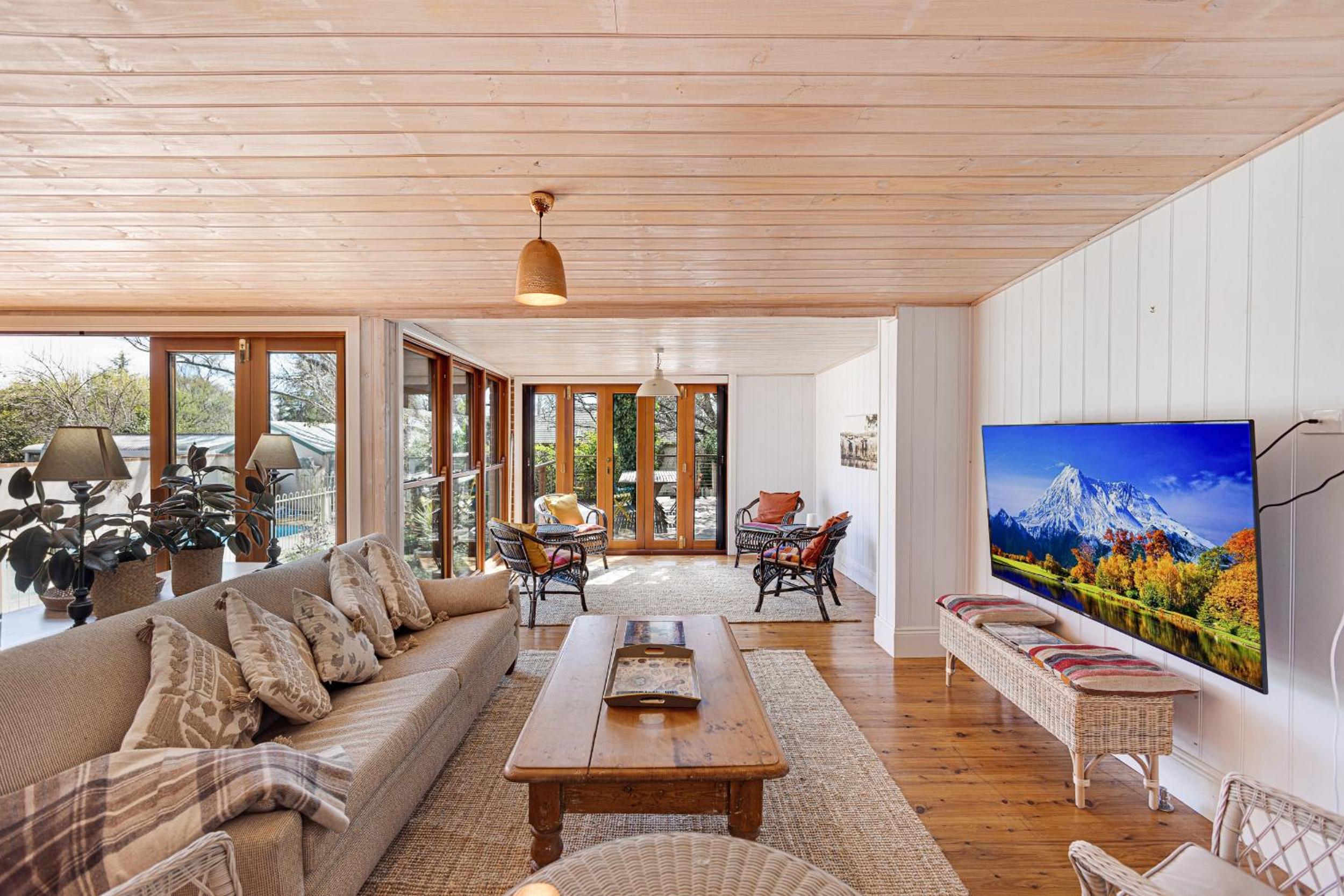 Five-Bedroom House photo 1
