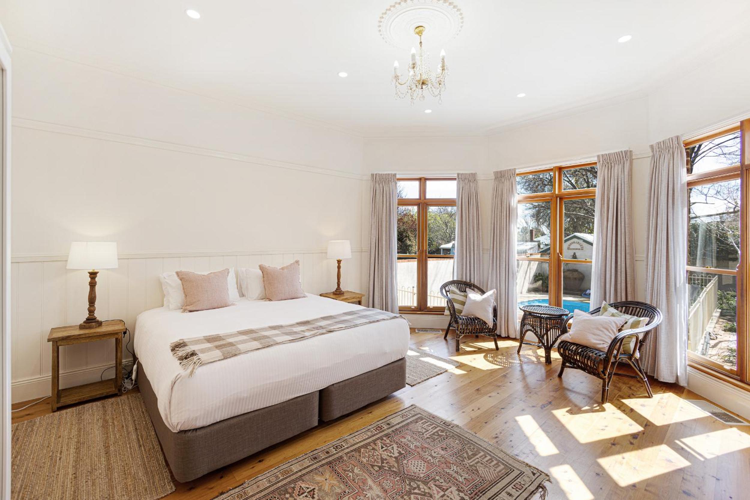 Five-Bedroom House photo 2