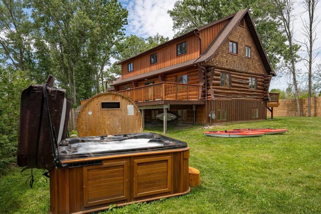 Six-Bedroom House photo 3