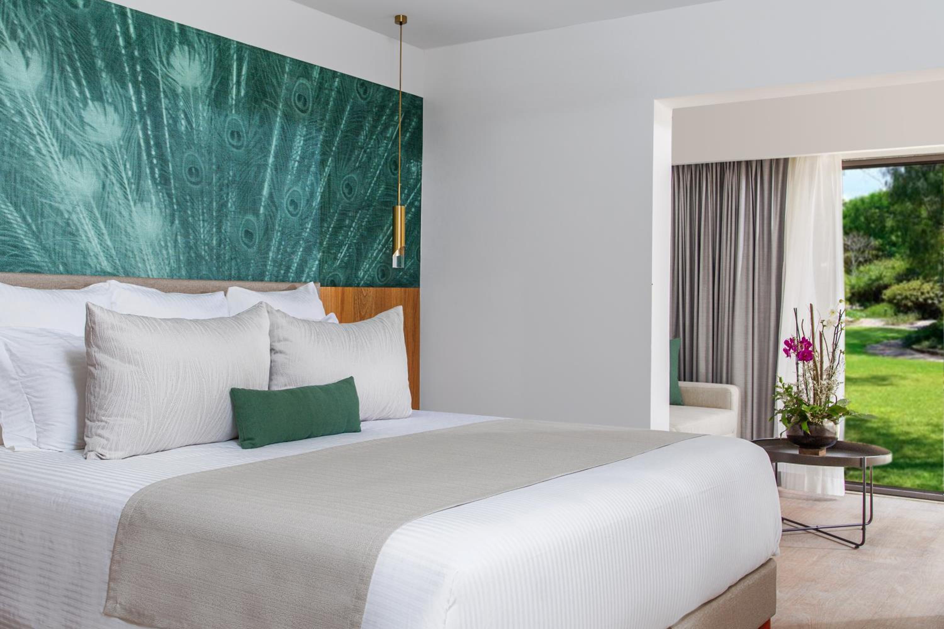 Club Junior King Suite with Partial Ocean View photo 2
