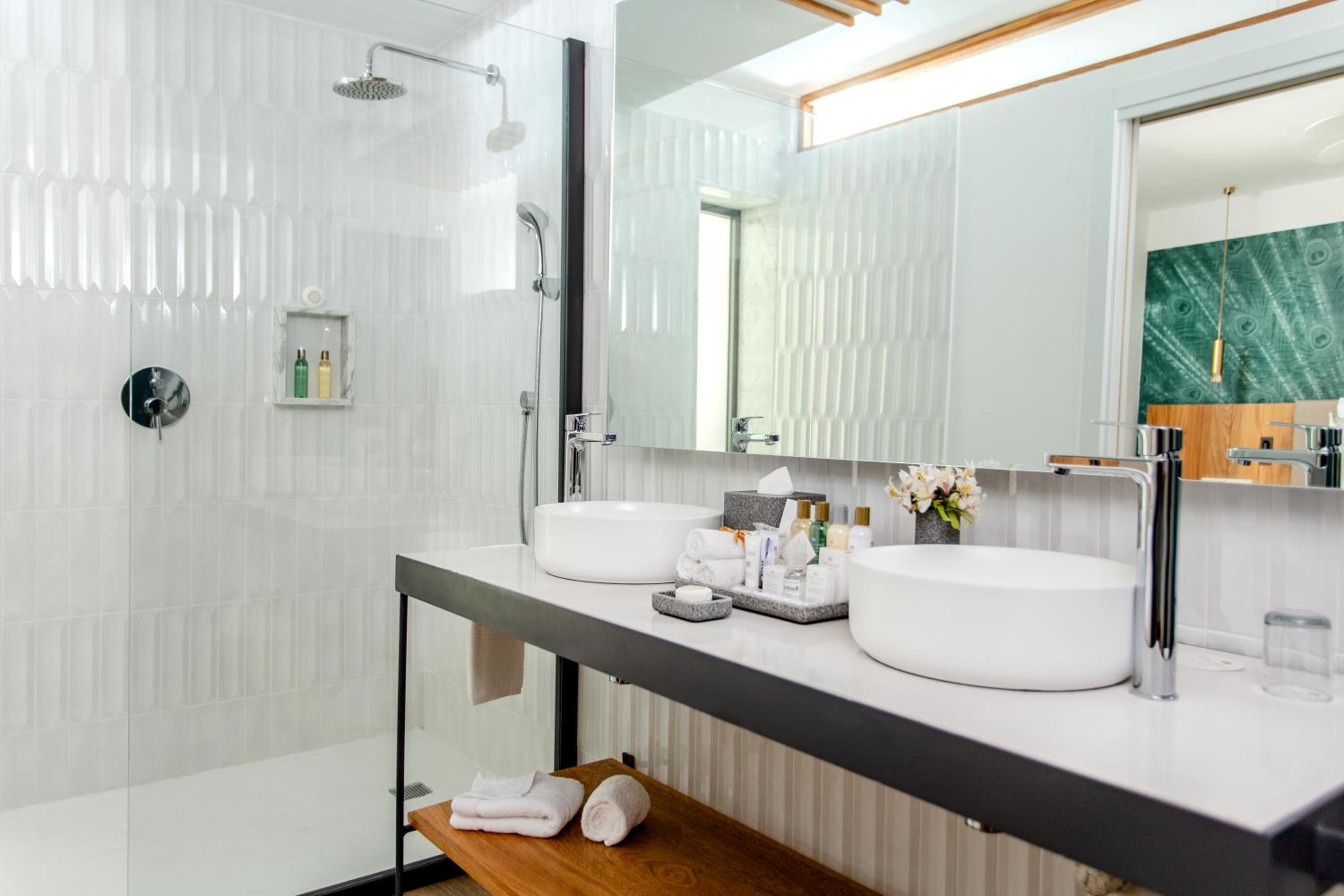 Club Junior King Suite with Partial Ocean View photo 3