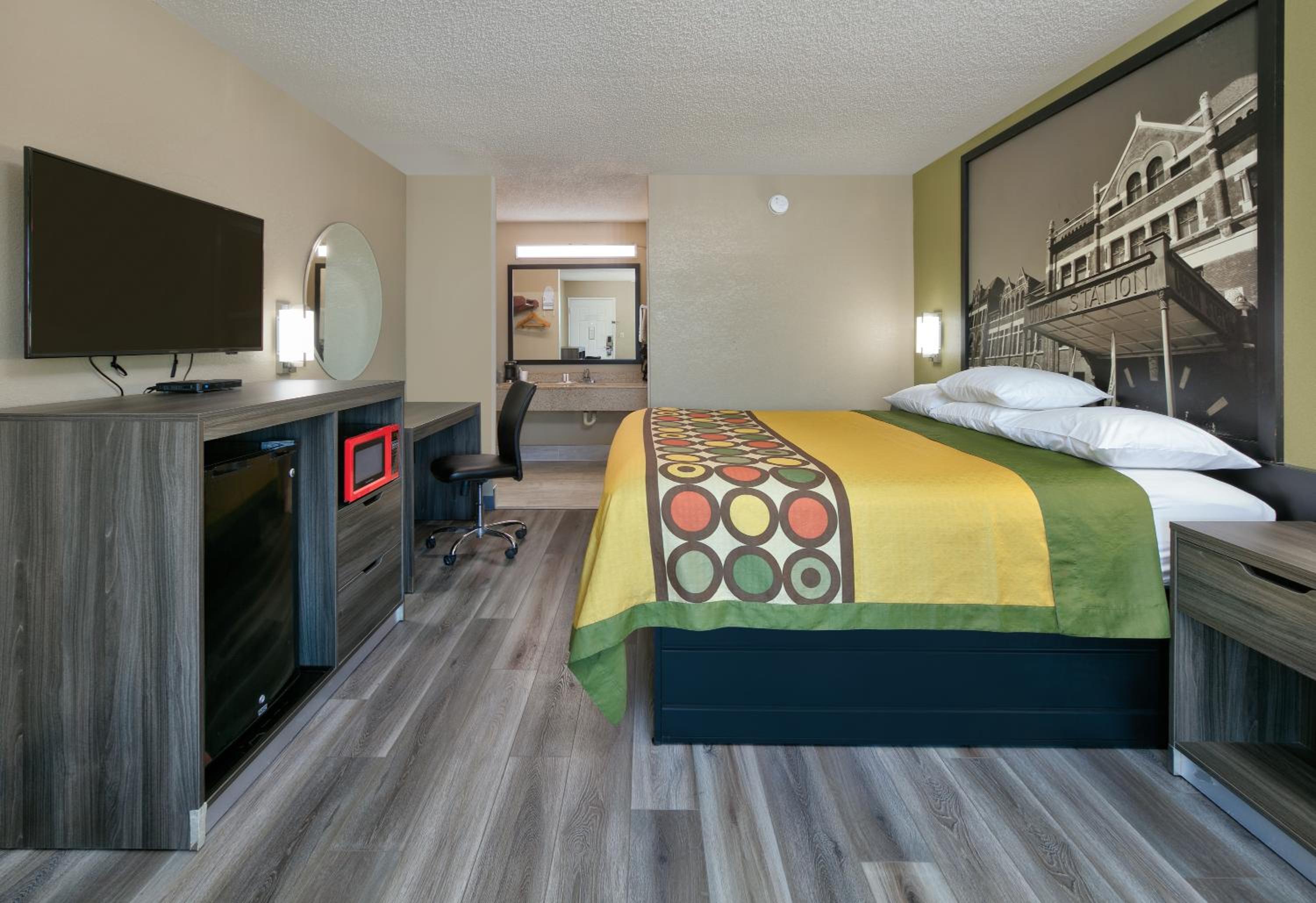 King Room - Non-Smoking - Photo 2