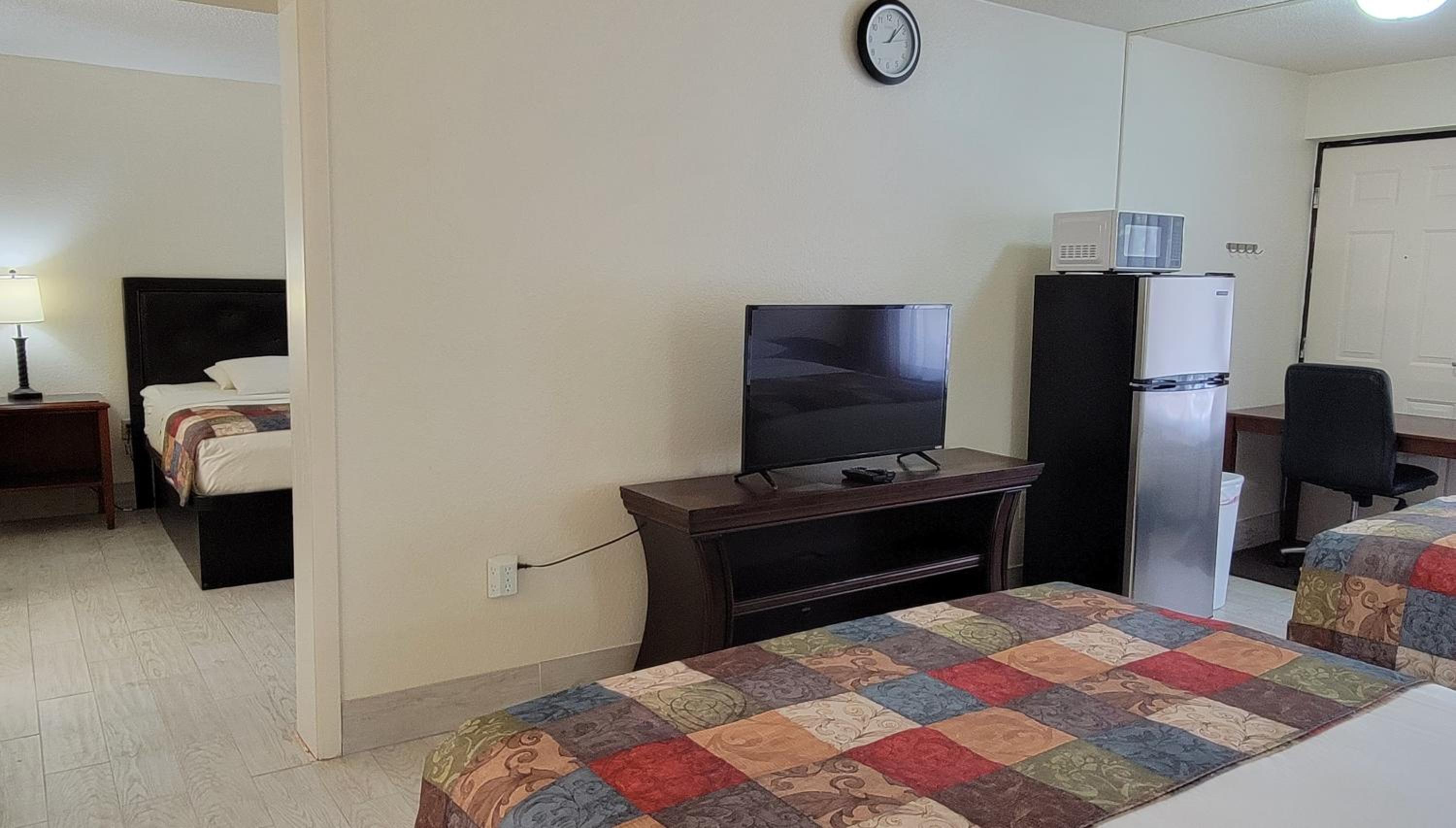 Room with Three Queen Beds - Non-Smoking photo 1