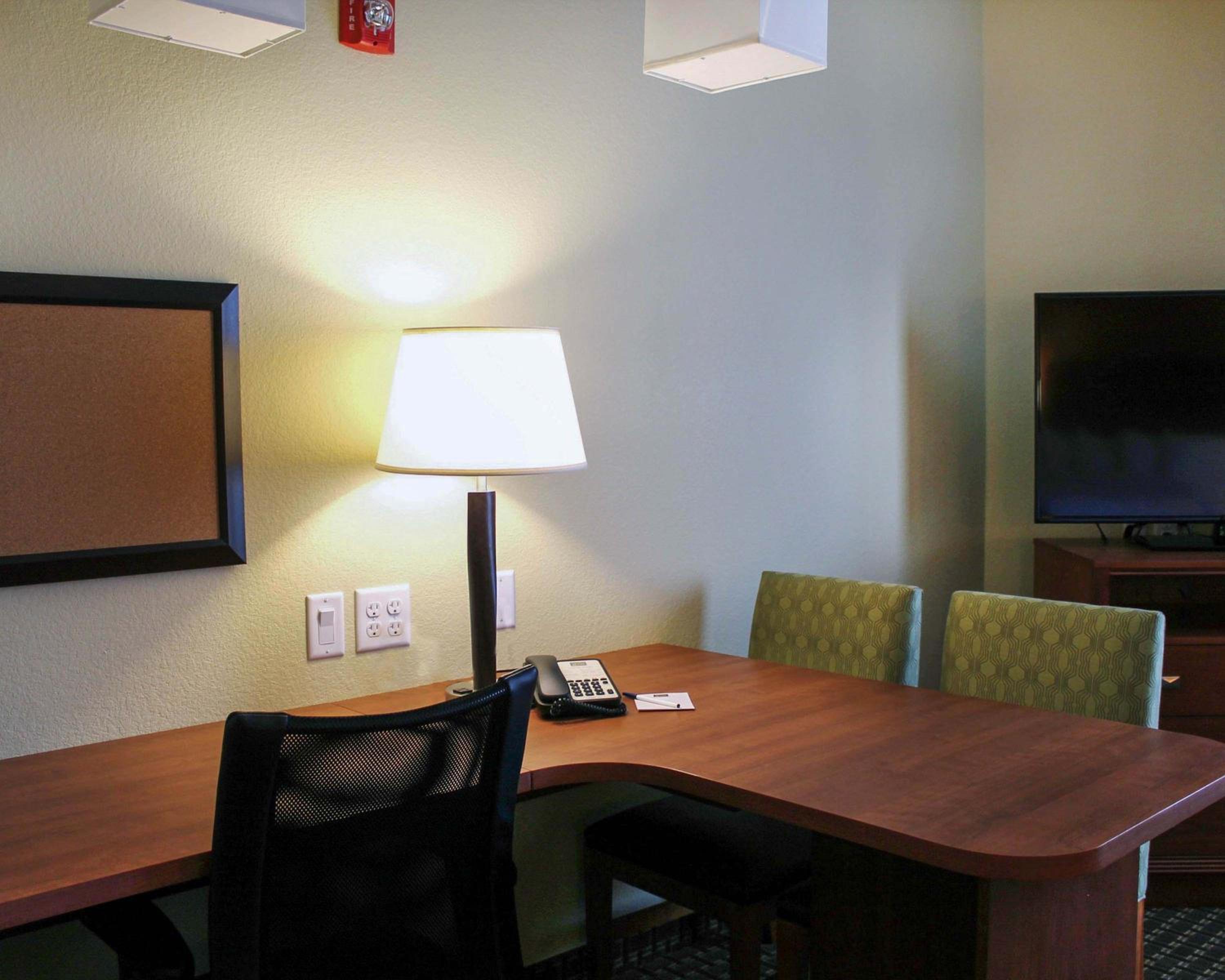 Efficiency Executive King Suite - Accessible/Non-Smoking