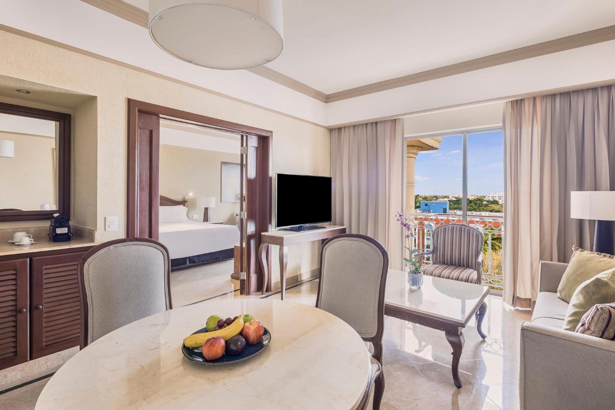 Junior Suite 1 King thumbnail 5