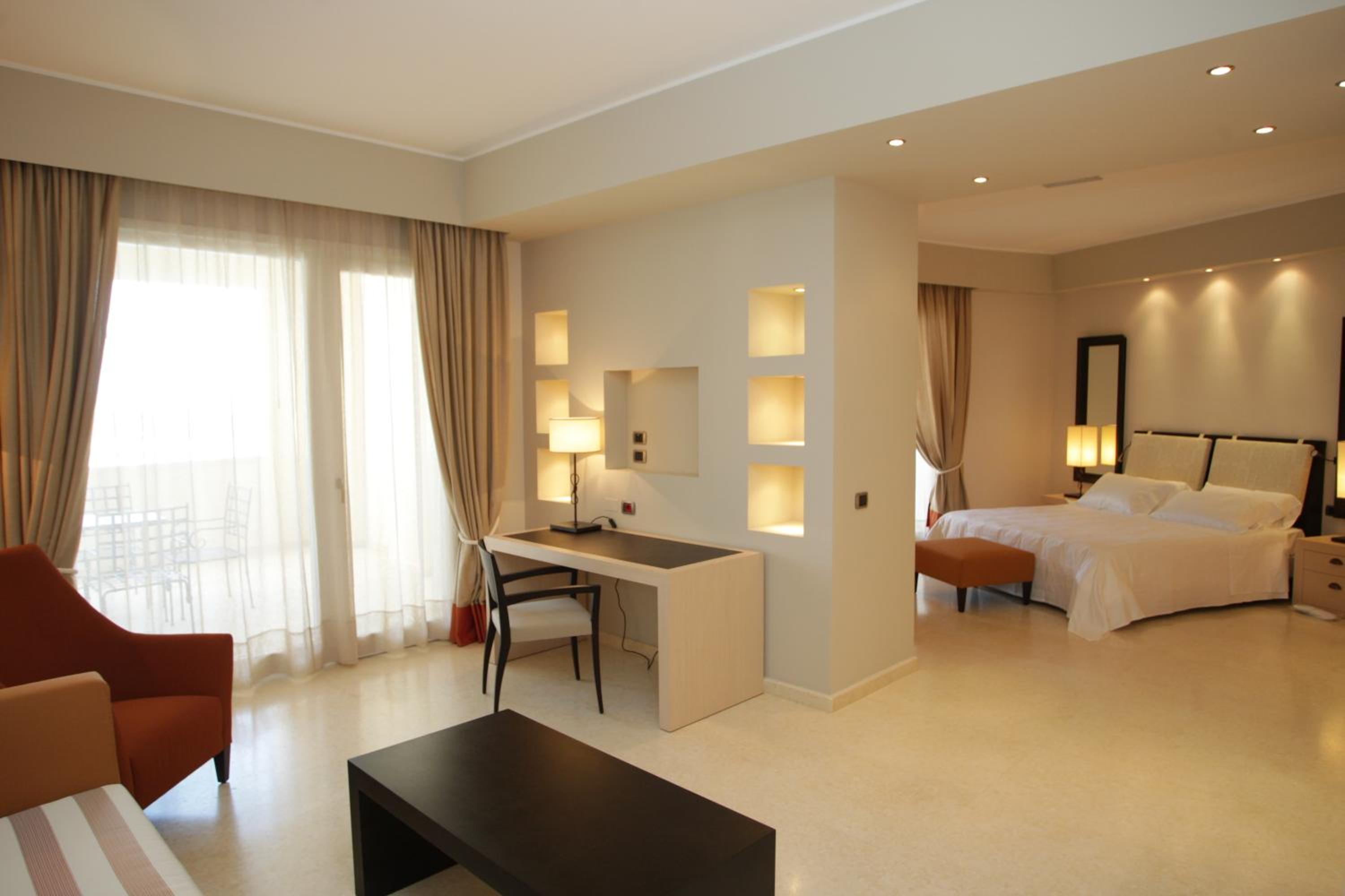 Suite - Photo 1