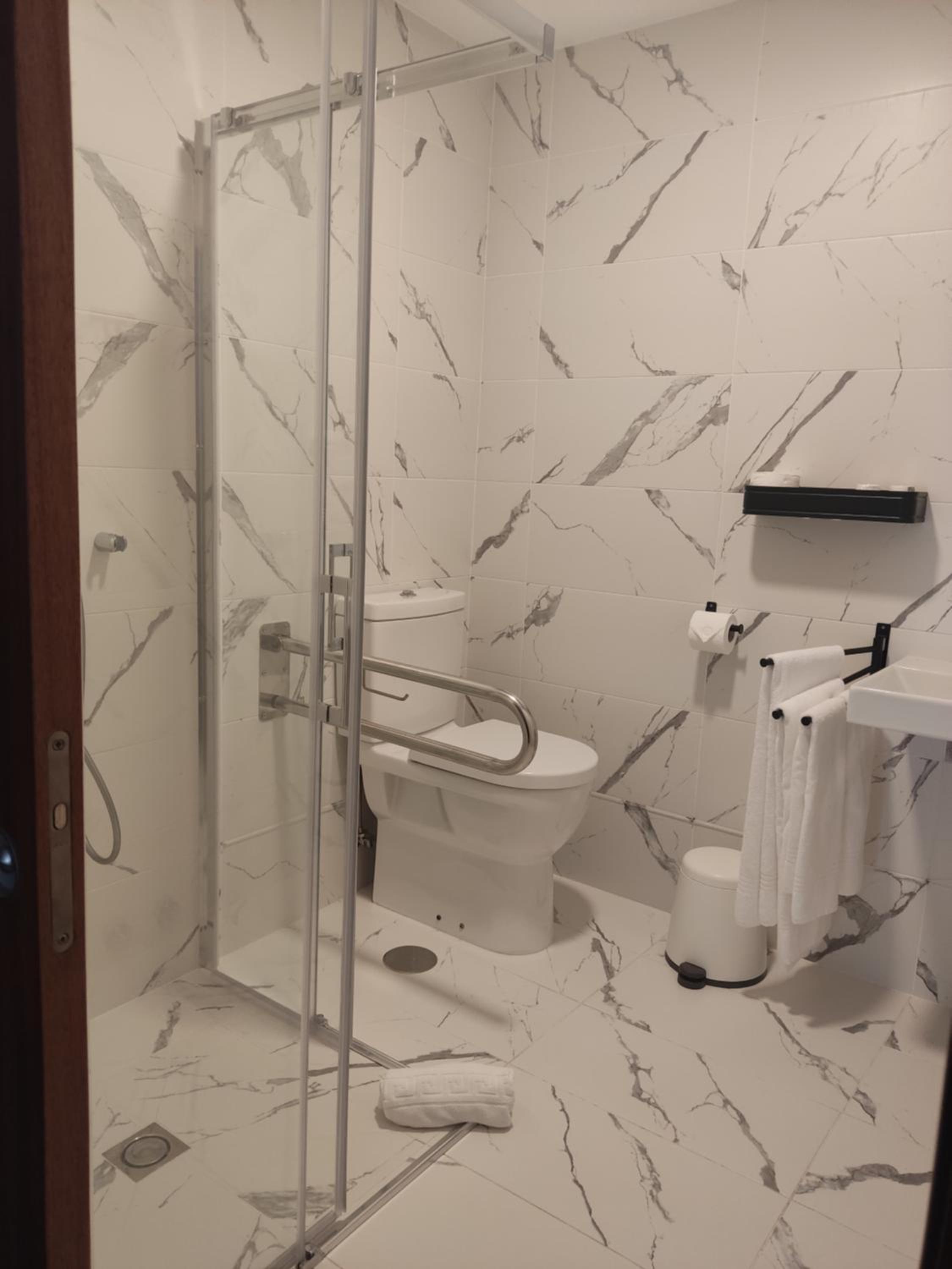 Twin Room - Photo 14