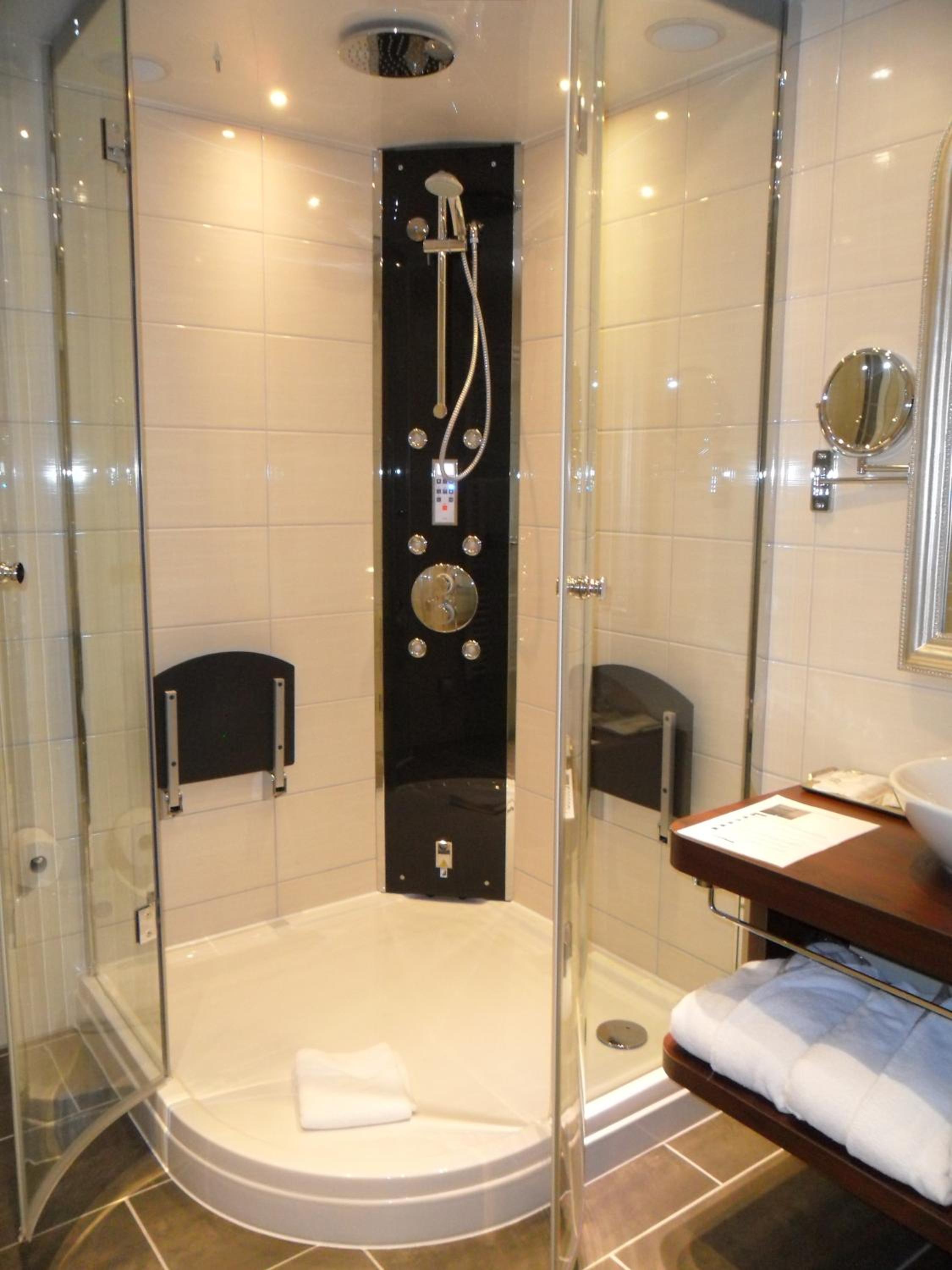 Deluxe Double Room with Shower - Photo 4