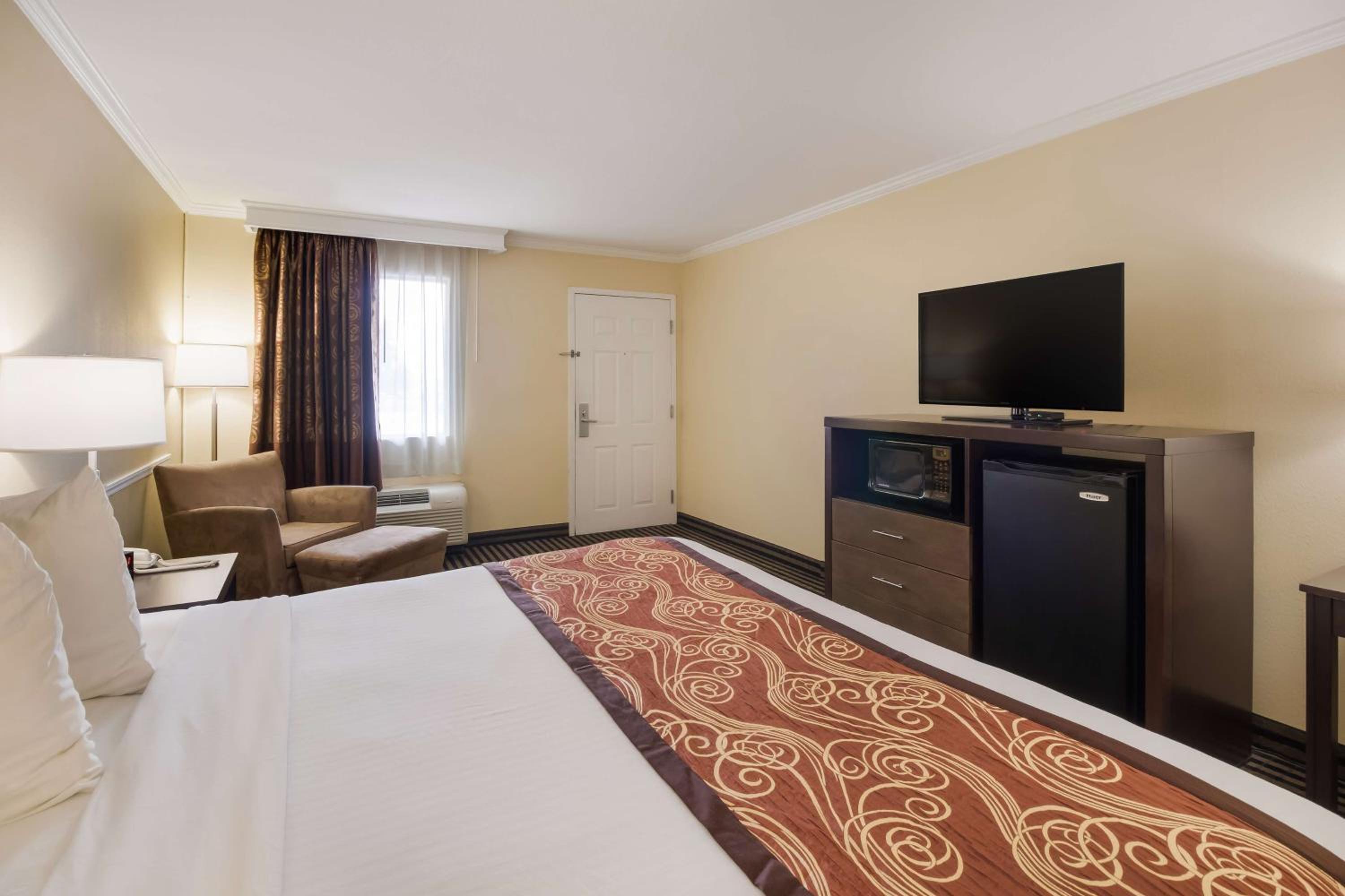 King Room - Non-Smoking photo 2