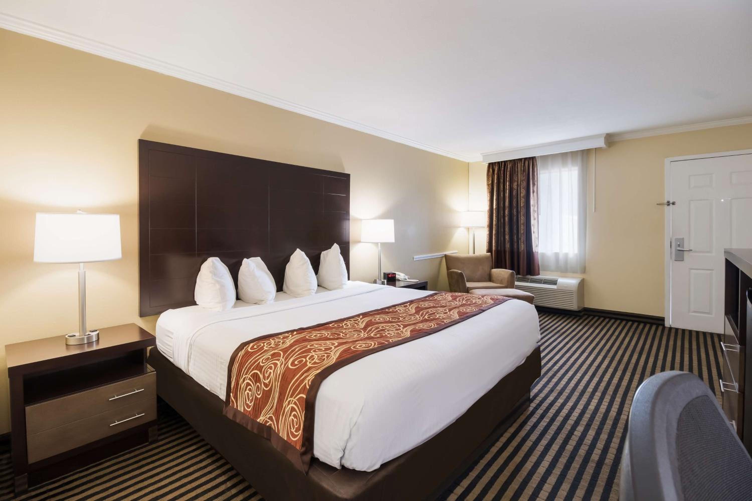 King Room - Non-Smoking photo 3